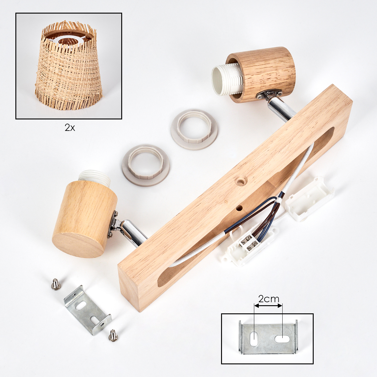 Zerlegte Holzlampen mit zwei Lampenfassungen und Lampenschirmen aus gewebtem Material, mit zusätzlichen Teilen.