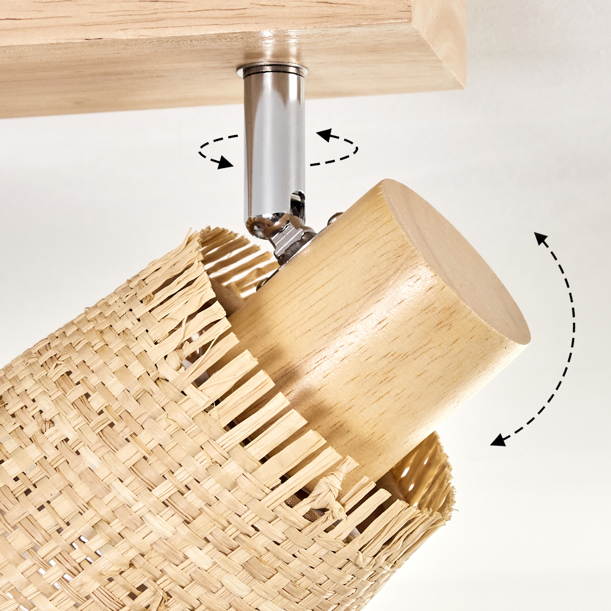 Eine Holzlampen mit einem gewebten Schirm, die im Prozess der Winkeleinstellung gezeigt wird.