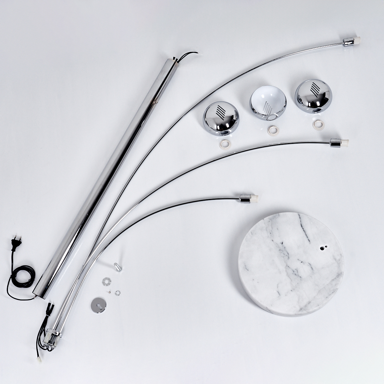 Zerlegte moderne Stehlampe mit Marmorsockel, gebogenen Metallstützen und kugelförmigen Lampenköpfen.