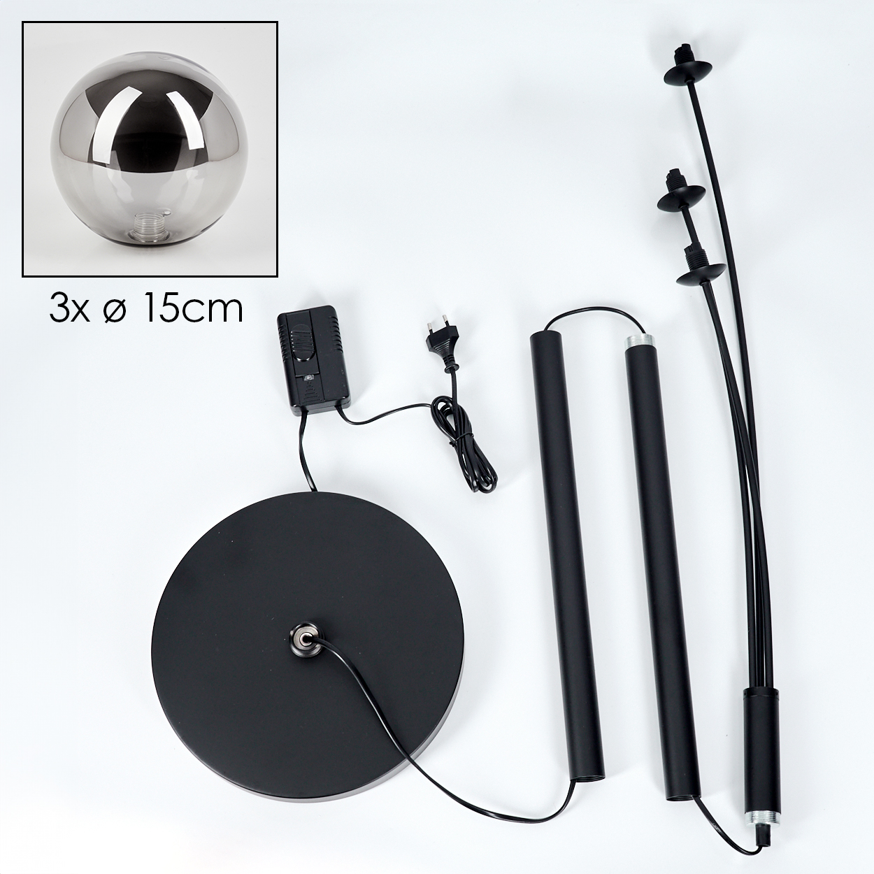 Komponenten einer Stehlampe: Basis, Stangen und Lampenköpfe. Eine kleine Glaskugel wird gezeigt.