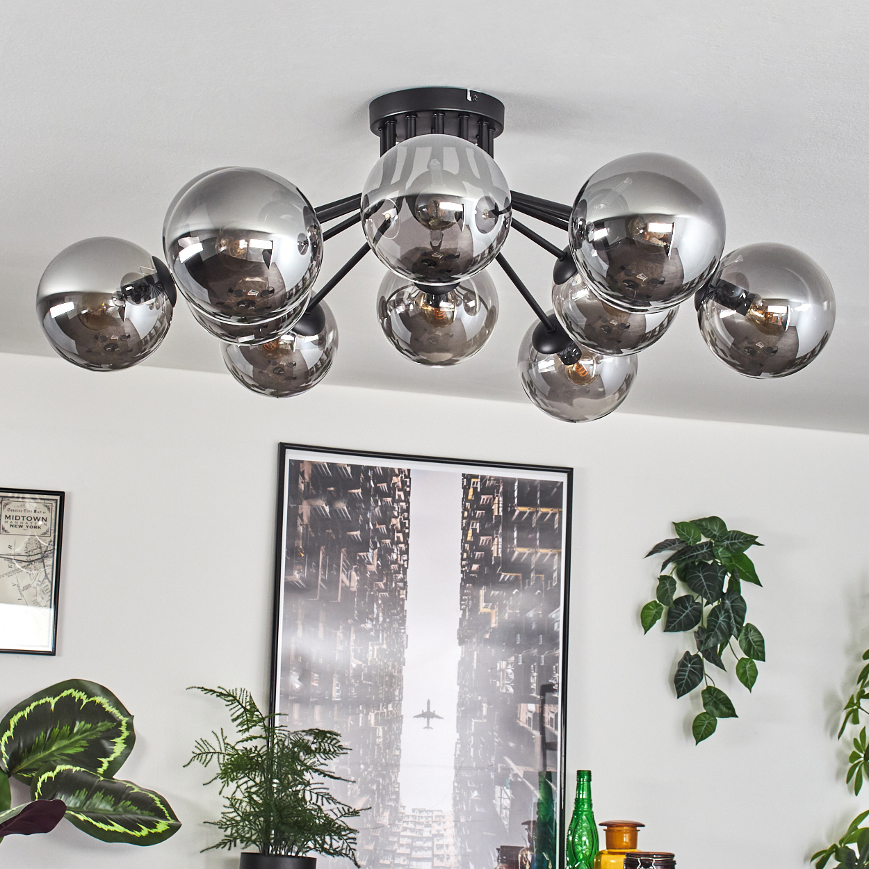Eine Deckenlampe mit mehreren Glaskugelschirmen. Die Lampe ist an der Decke montiert.