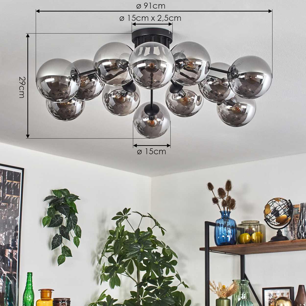 Eine Deckenlampe mit mehreren Glaskugelschirmen und Abmessungen. Die Lampe befindet sich an der Decke.