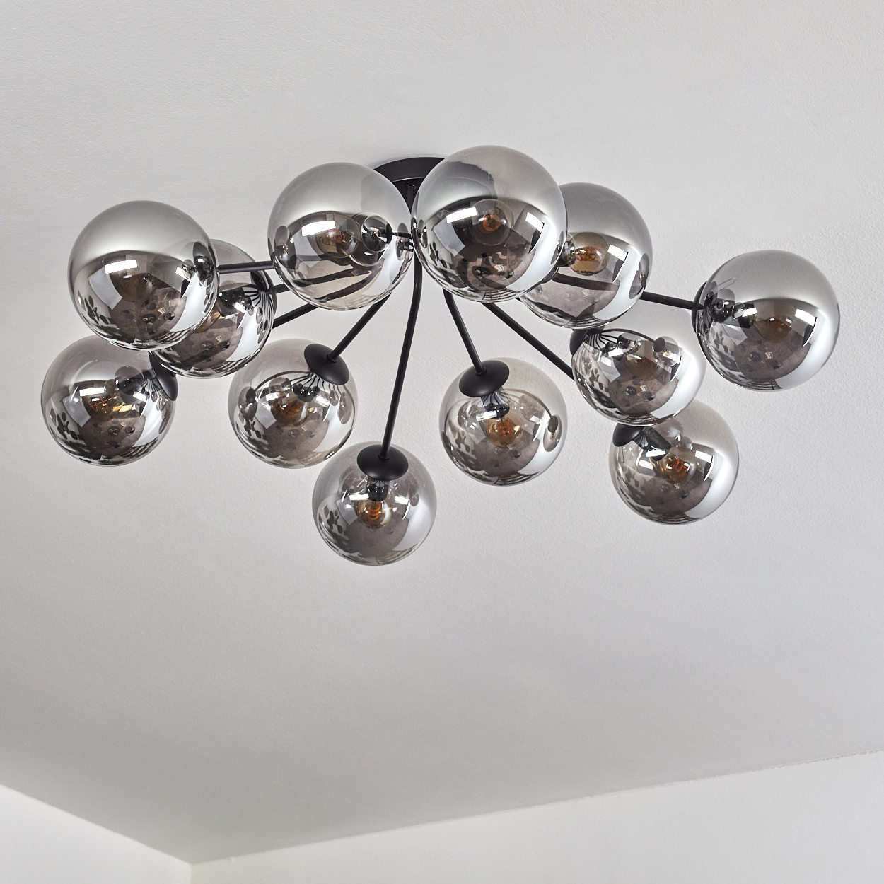 Eine moderne Deckenleuchte mit 12 Chromkugeln. Die Lichter sind kreisförmig angeordnet.