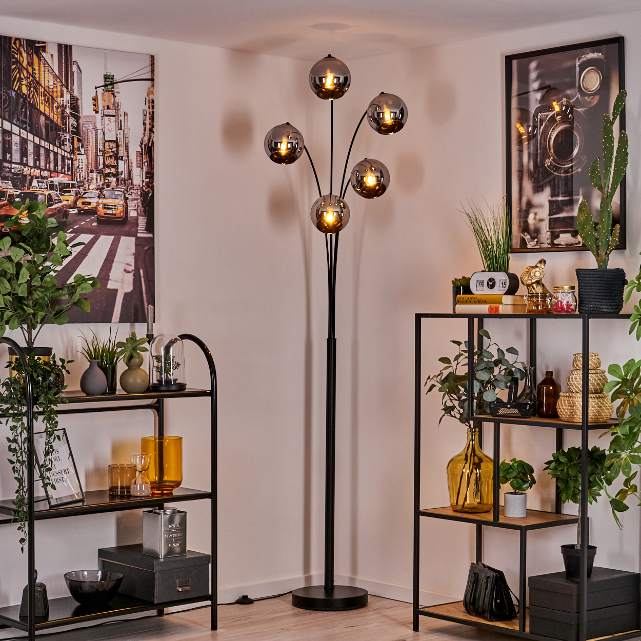Ein Raum mit einer Stehlampe mit fünf Chromkugelleuchten. Zusätzliche Dekoration und Kunstwerke sind sichtbar.