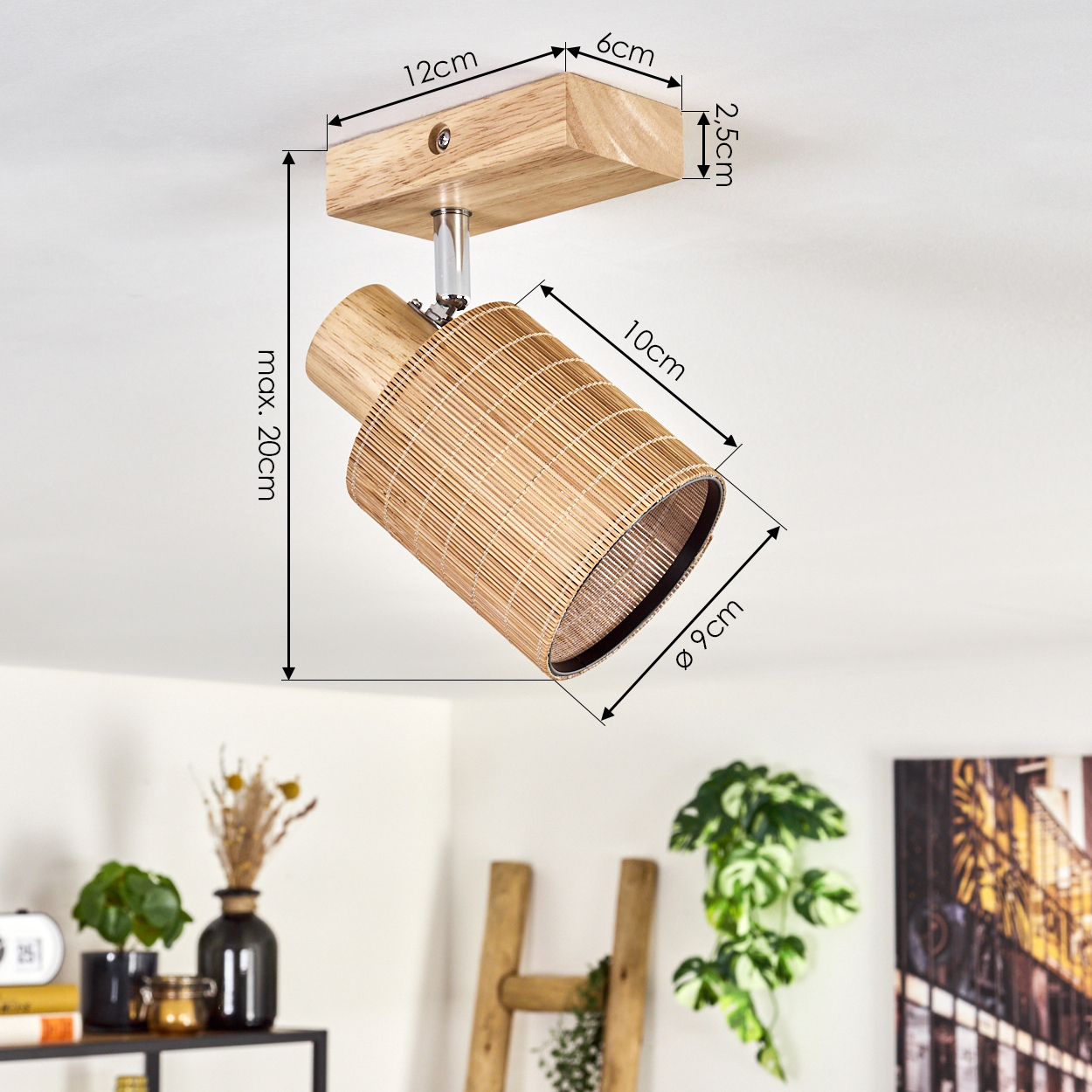 Ein Holz-Spotlight mit Bambus-Schirm, Abmessungen angegeben, und in einem Raum mit Dekoration platziert.