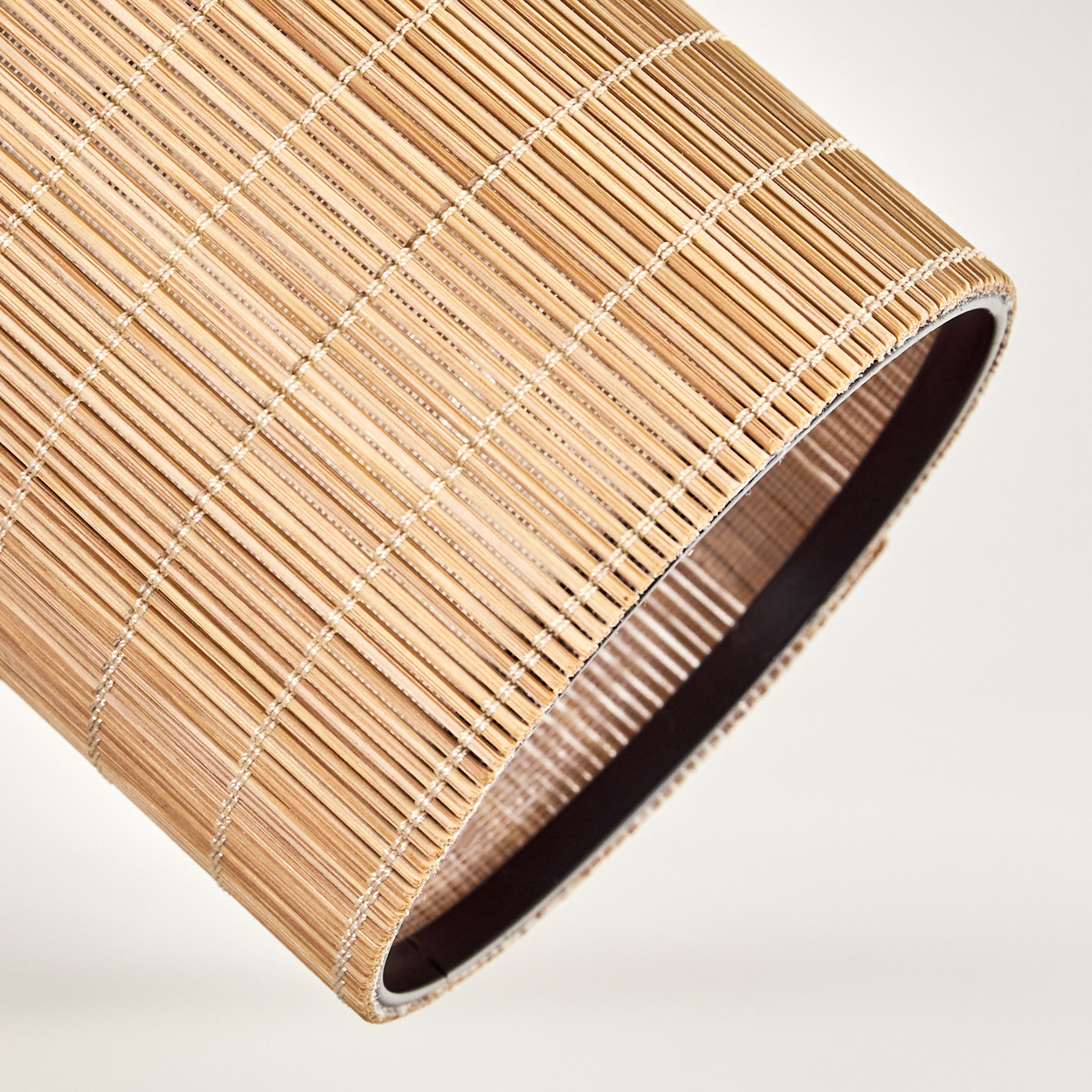 Nahaufnahme eines Bambus-Schirms, zeigt die Textur des gewebten Materials und das dunkle Innere.