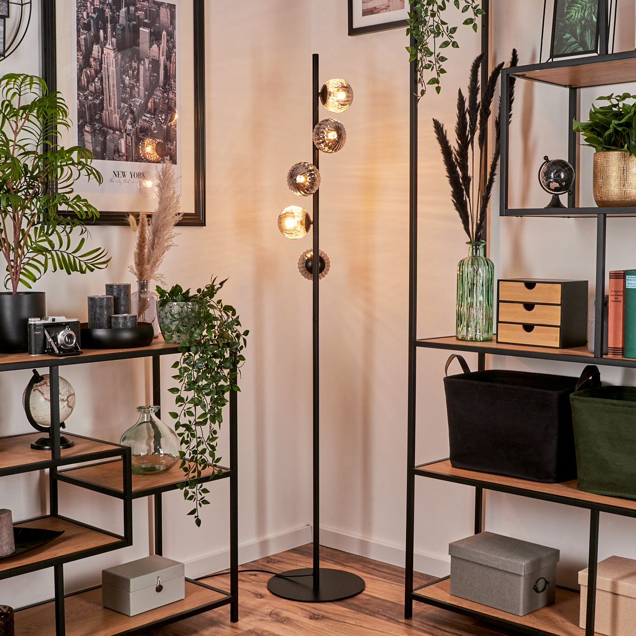 Wohnzimmer mit beleuchteter Stehlampe, Regalen und New York-Bild, warme Beleuchtung.