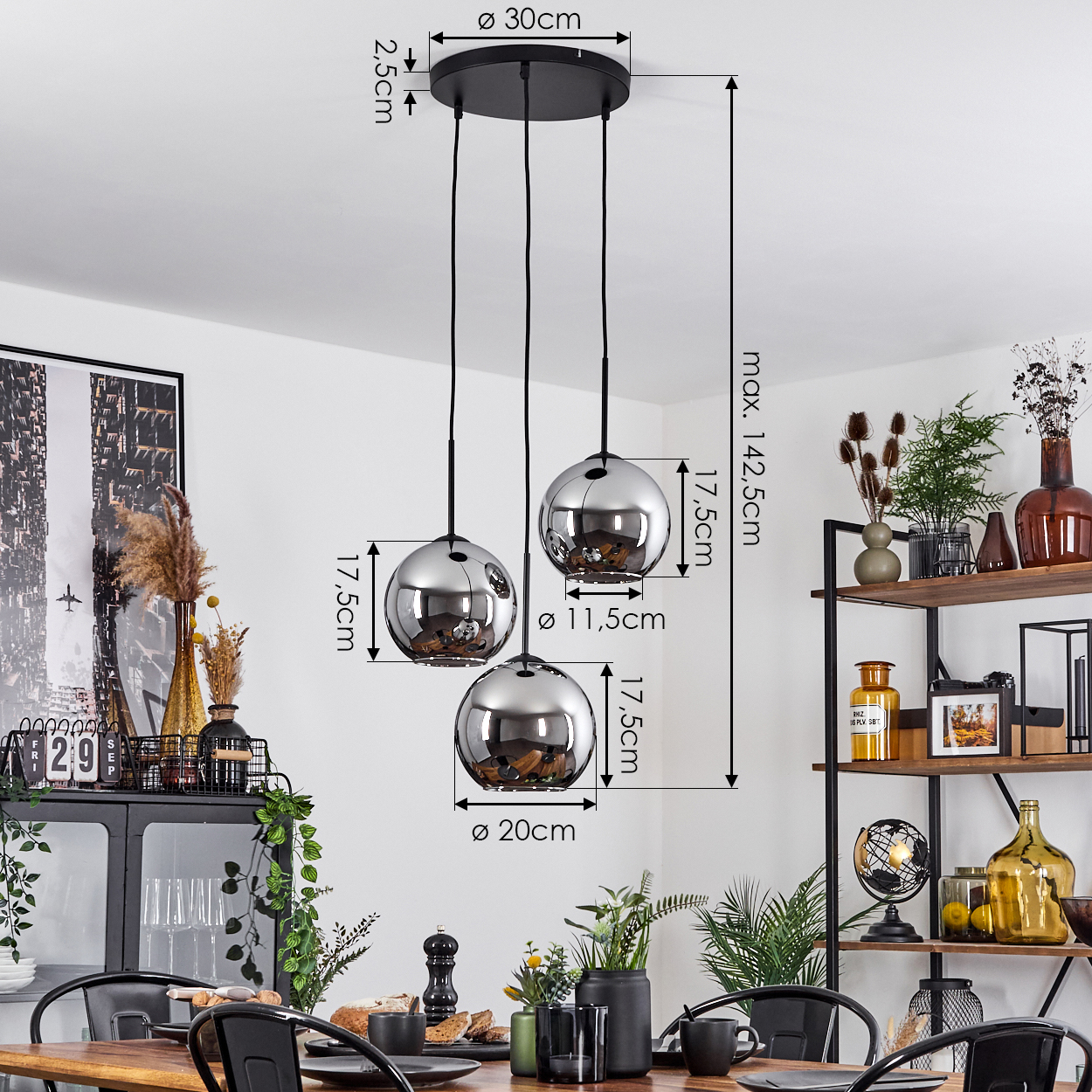 Esszimmer mit drei kugelförmigen Pendelleuchten, Maße beschriftet. Der Tisch ist gedeckt. Regale im Hintergrund.