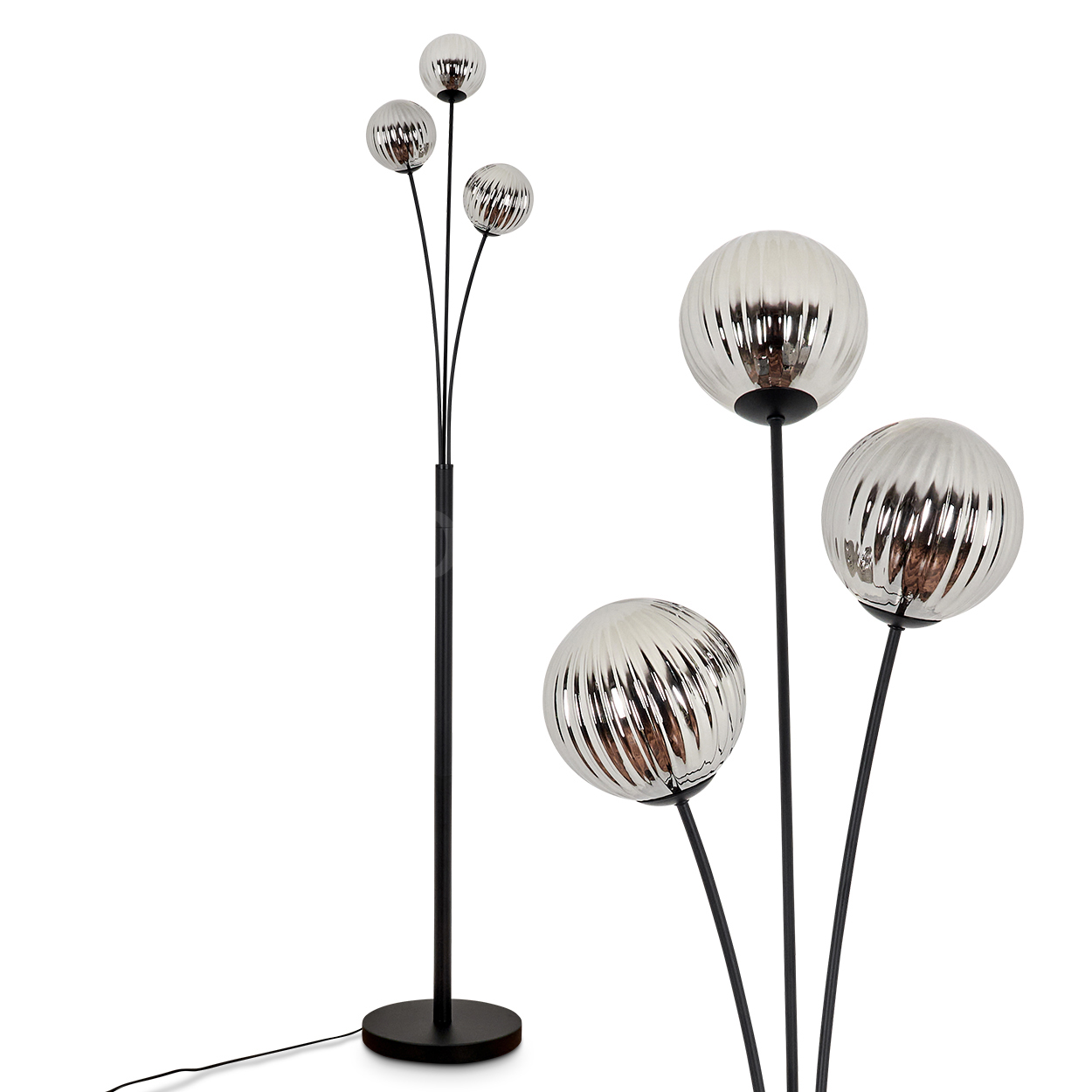 Eine hohe schwarze Stehlampe mit vier geriffelten Lampenschirmen. Die Lampe steht vor weißem Hintergrund.