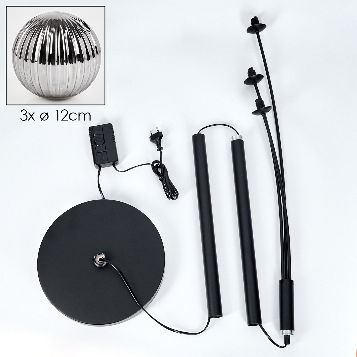 Zerlegte Stehlampe: Basis, Stangen und ein Panel mit Netzteil, sowie Nahaufnahme einer dekorativen Kugel.