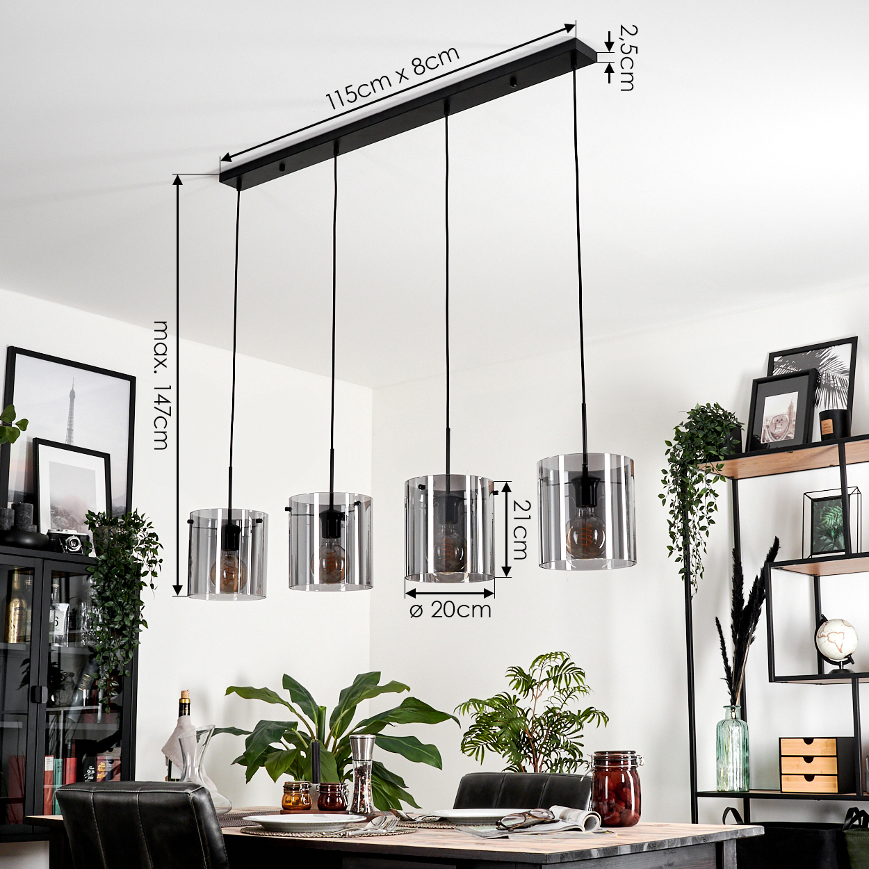 Modernes Esszimmer mit schwarzer Leuchte, vier transparenten Zylinderschirmen und Glühbirnen.