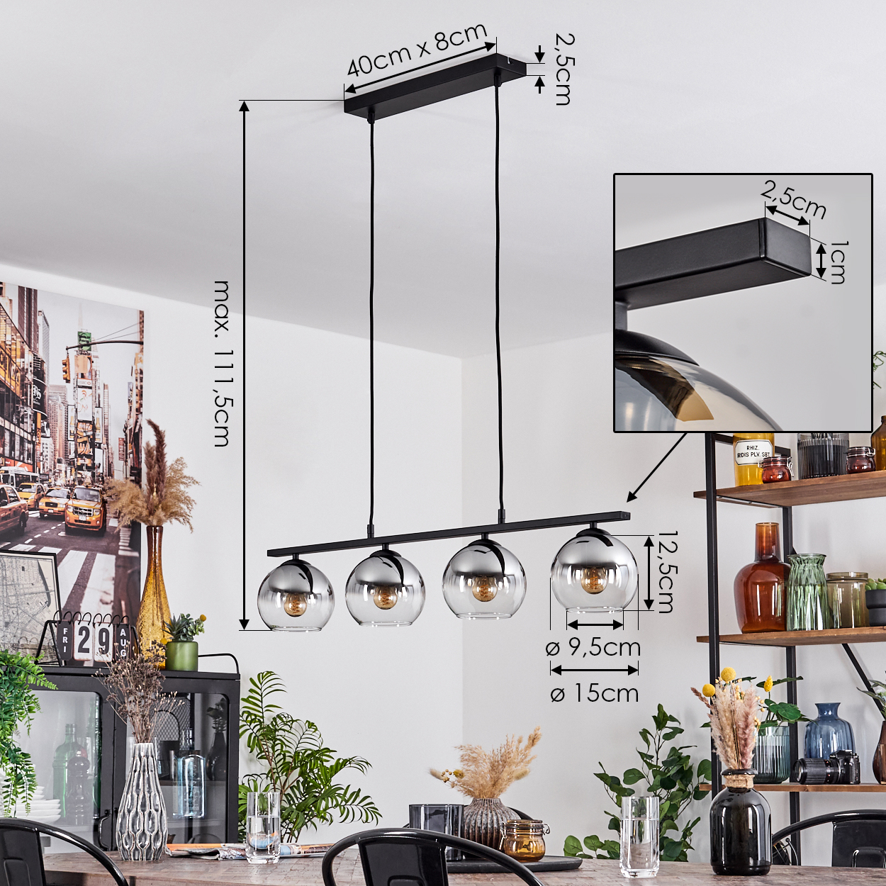 Ein Tisch für das Abendessen, mit einer Lampe darüber. Maße der Lampe sind angegeben. Stadtlandschaftskunst und Pflanzen im Hintergrund.
