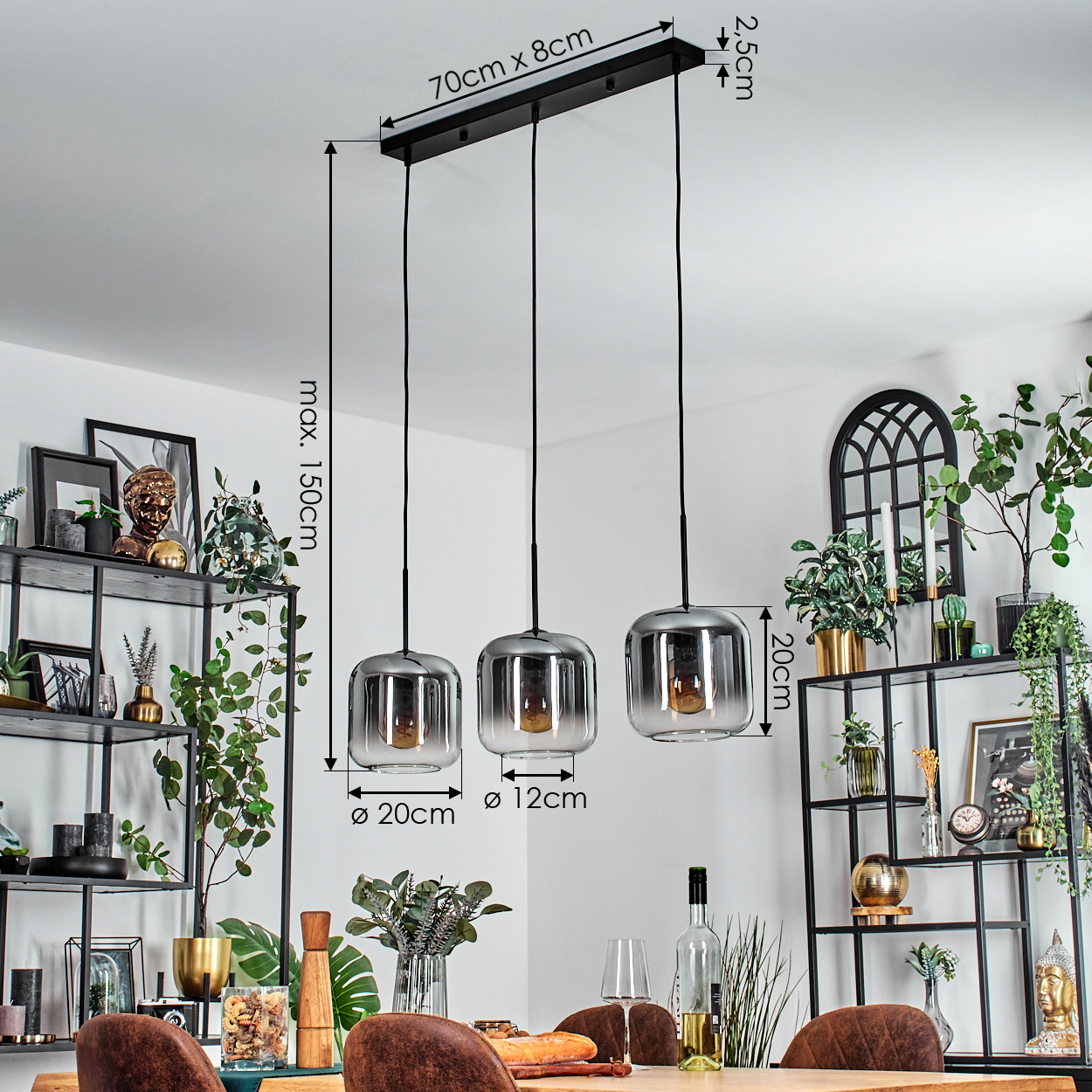 Drei Lampen mit rechteckigen Glasschirmen hängen über einem Tisch. Maße der Lampe sind angegeben. Pflanzen und Dekoration im Hintergrund.