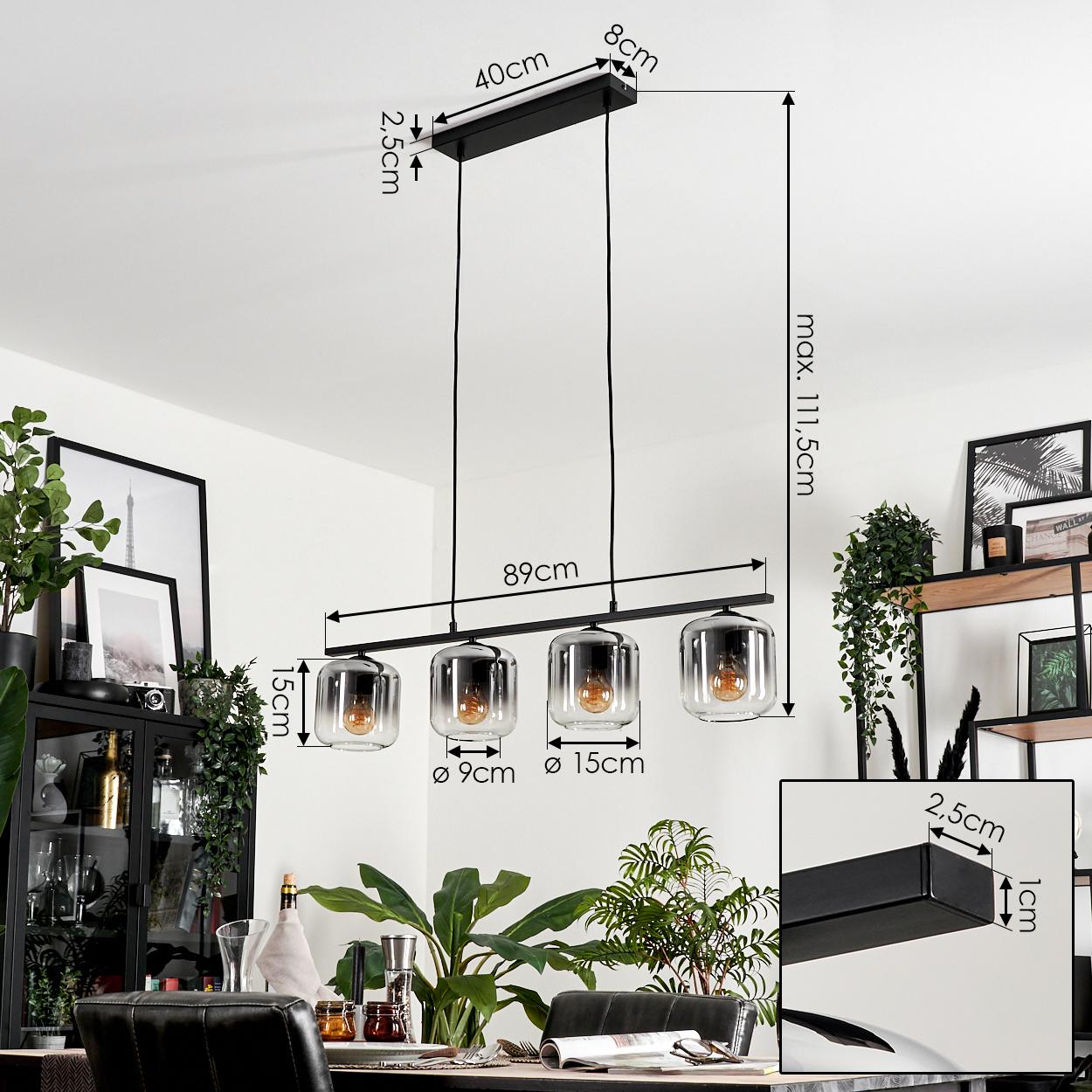 Esszimmer mit Holztisch. Darüber hängt eine lineare Lampe mit vier Glasschirmen, je mit Glühbirne.