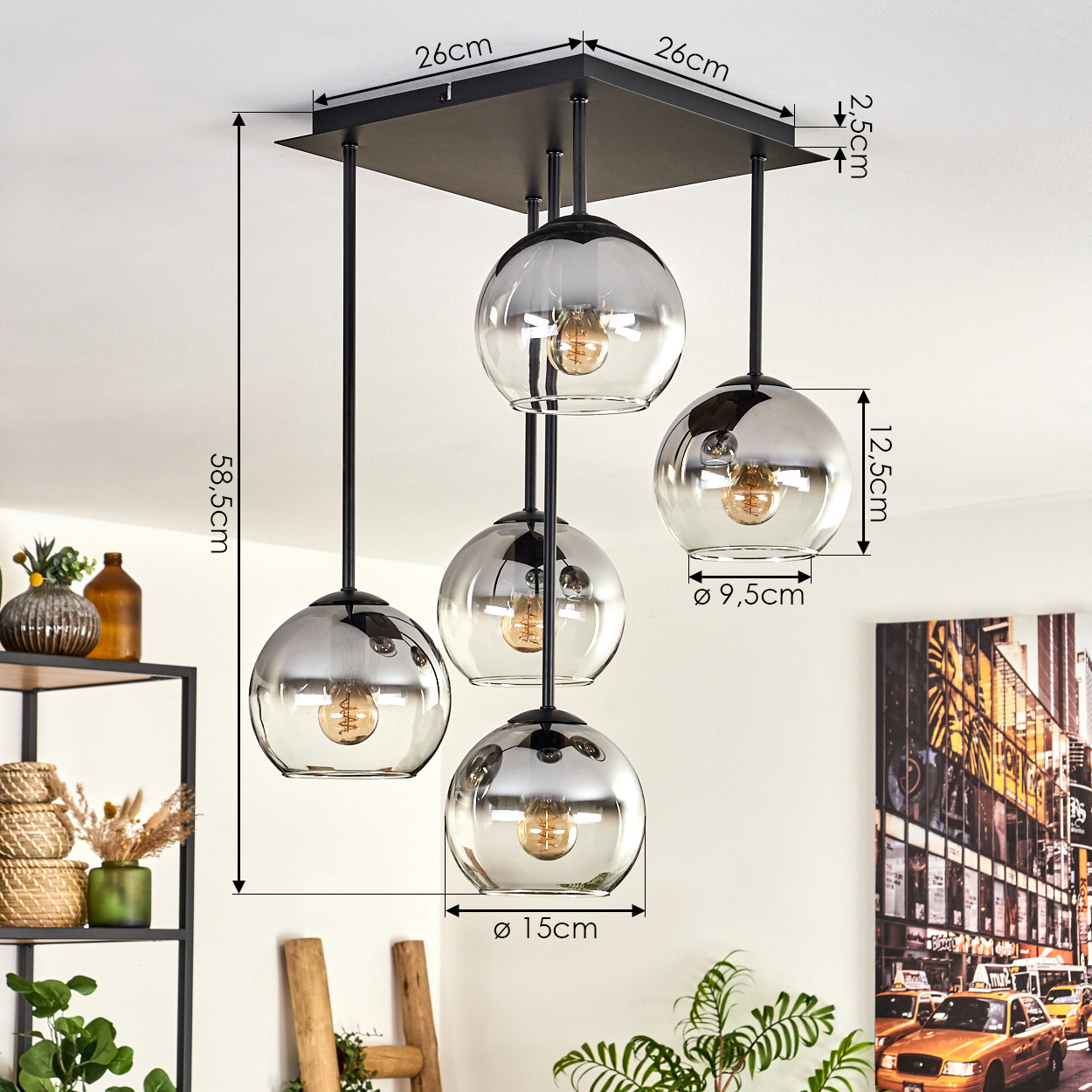 Deckenlampe mit 5 Glaskugelschirmen. Abmessungen sind angegeben. Hintergrund ist ein Raum.