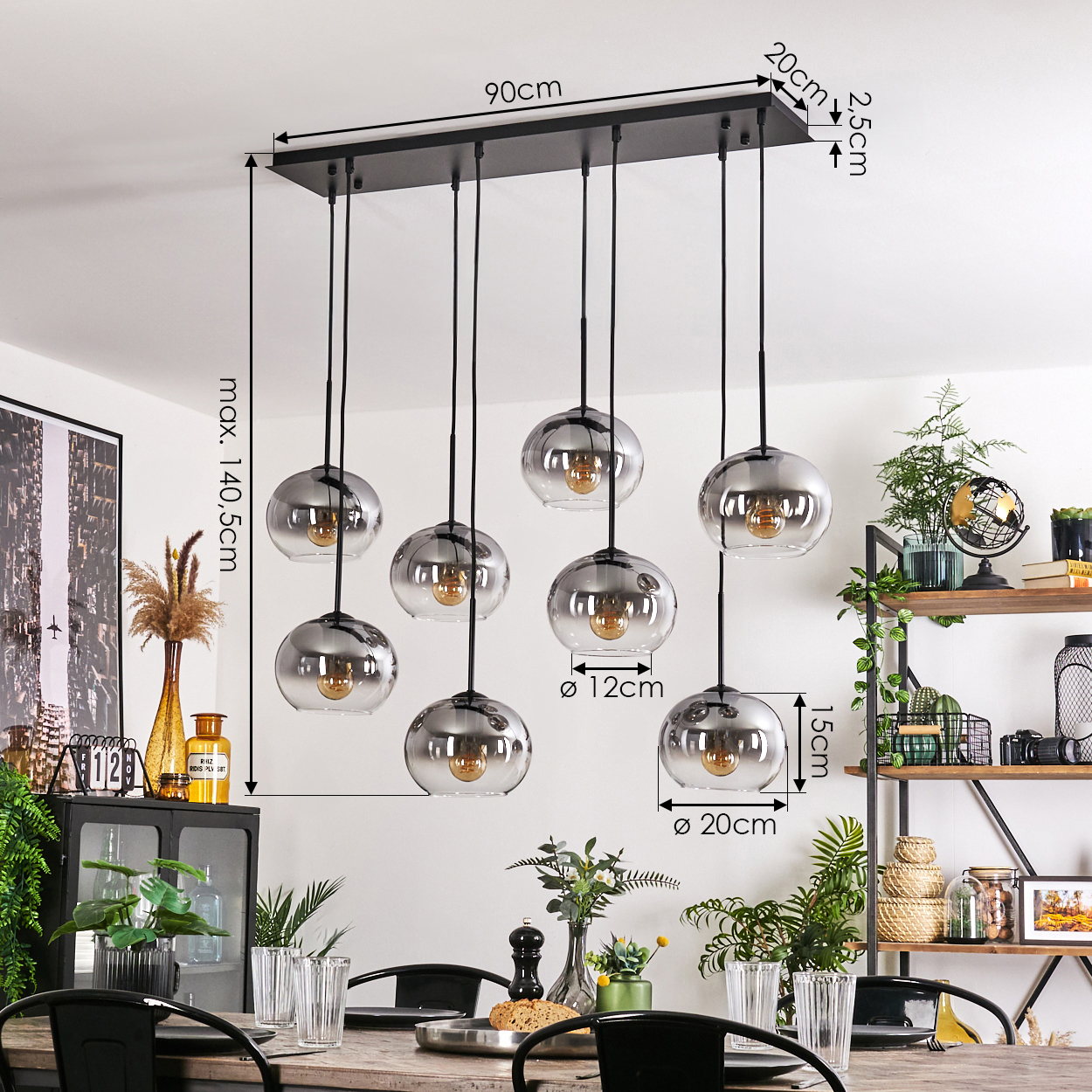 Esszimmer mit acht Kugelleuchten. Der Tisch ist gedeckt. Pflanzen und Dekorationen sind sichtbar.