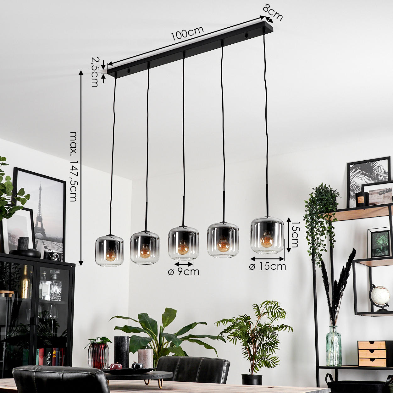 An der Decke montierte Leuchte mit fünf rechteckigen Glasschirmen. Abmessungen sind enthalten. Esszimmer-Setting.