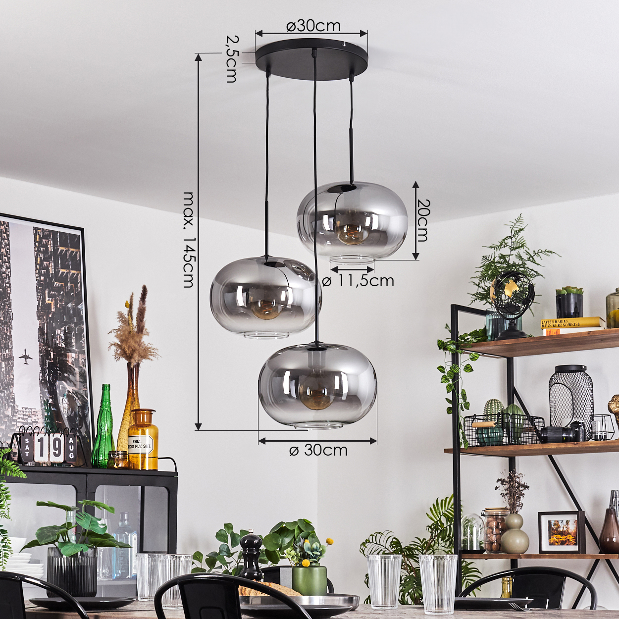 Drei Pendelleuchten hängen von der Decke. Jede Leuchte hat einen runden Glasschirm und eine Glühbirne.