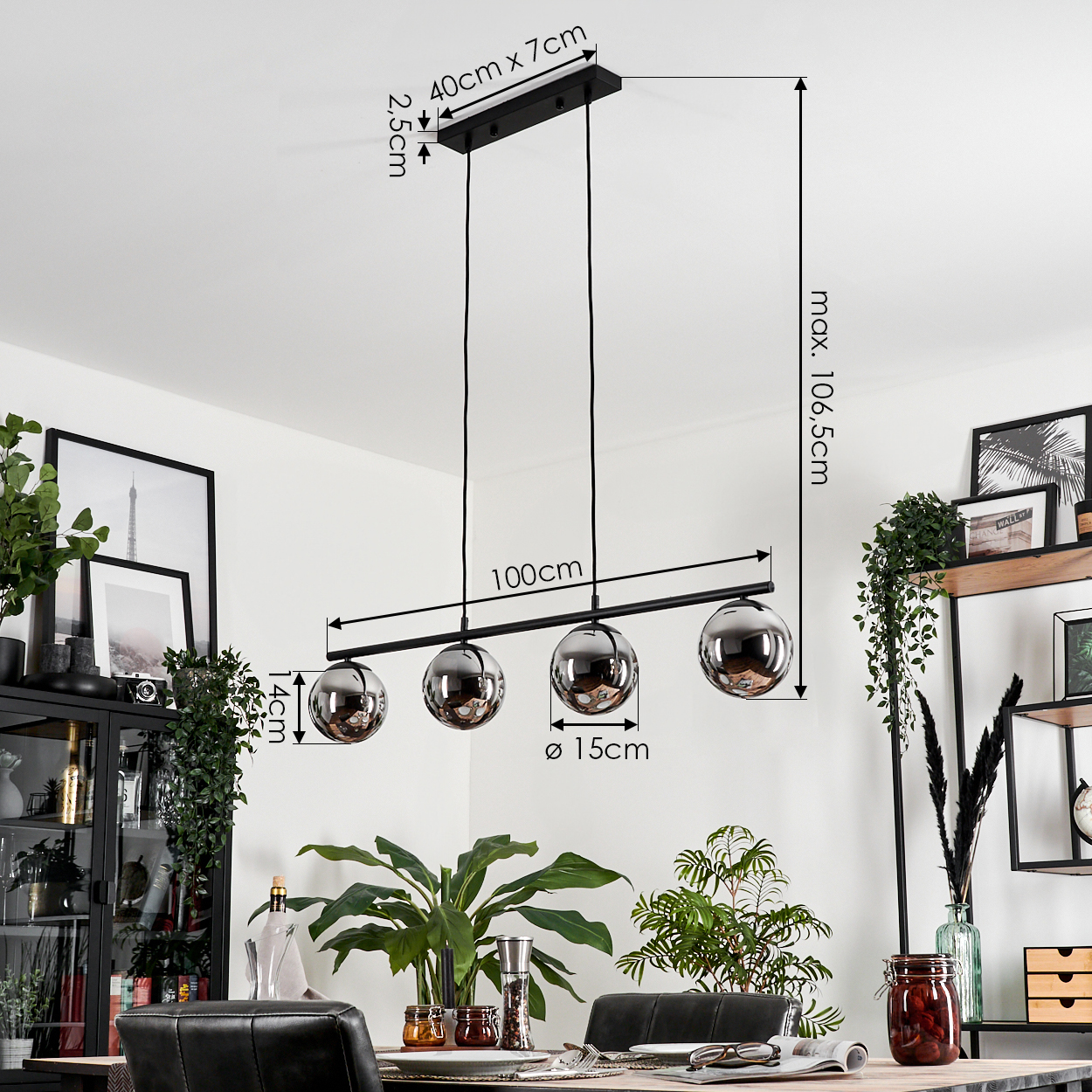 Esszimmer mit Holztisch, vier Pendelleuchten und verschiedenen Dekorationen. Maße der Lampe sind angegeben.