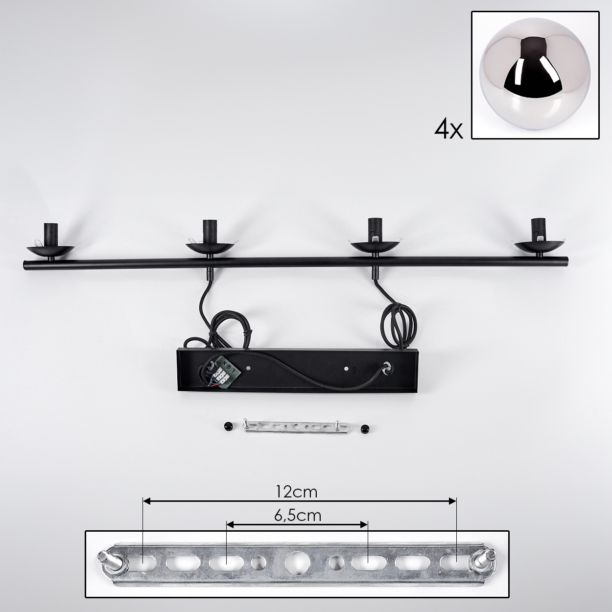 Draufsicht auf Lampenkomponenten: vier Lampenfassungen, schwarze Hardware und eine Metallplatte.