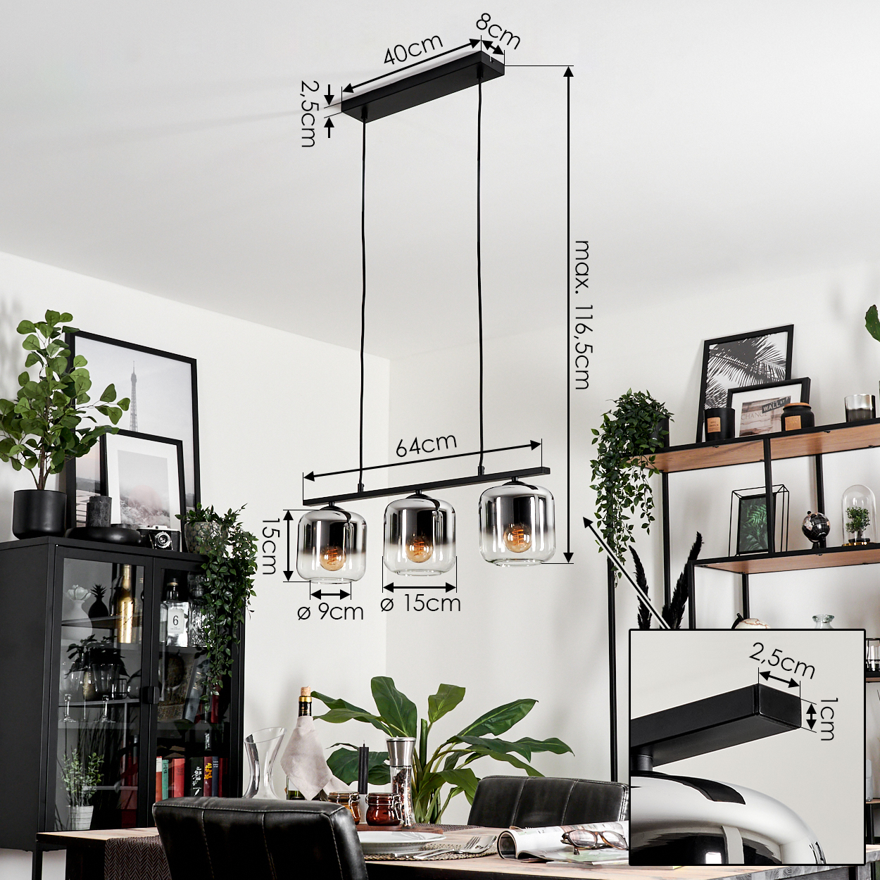 Ein modernes Esszimmer mit einer Hängelampe mit drei Glasschirmen. Maße sind angegeben.