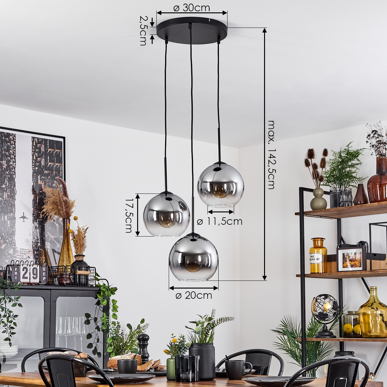 Drei Pendelleuchten mit Maßangaben. Ein Esszimmer mit Dekoration ist im Hintergrund.