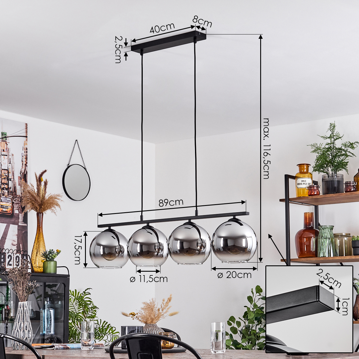 Ein Esszimmer mit Holztisch, Pendelleuchten, Pflanzen und Dekoration. Vier Glaslampen hängen über dem Tisch.
