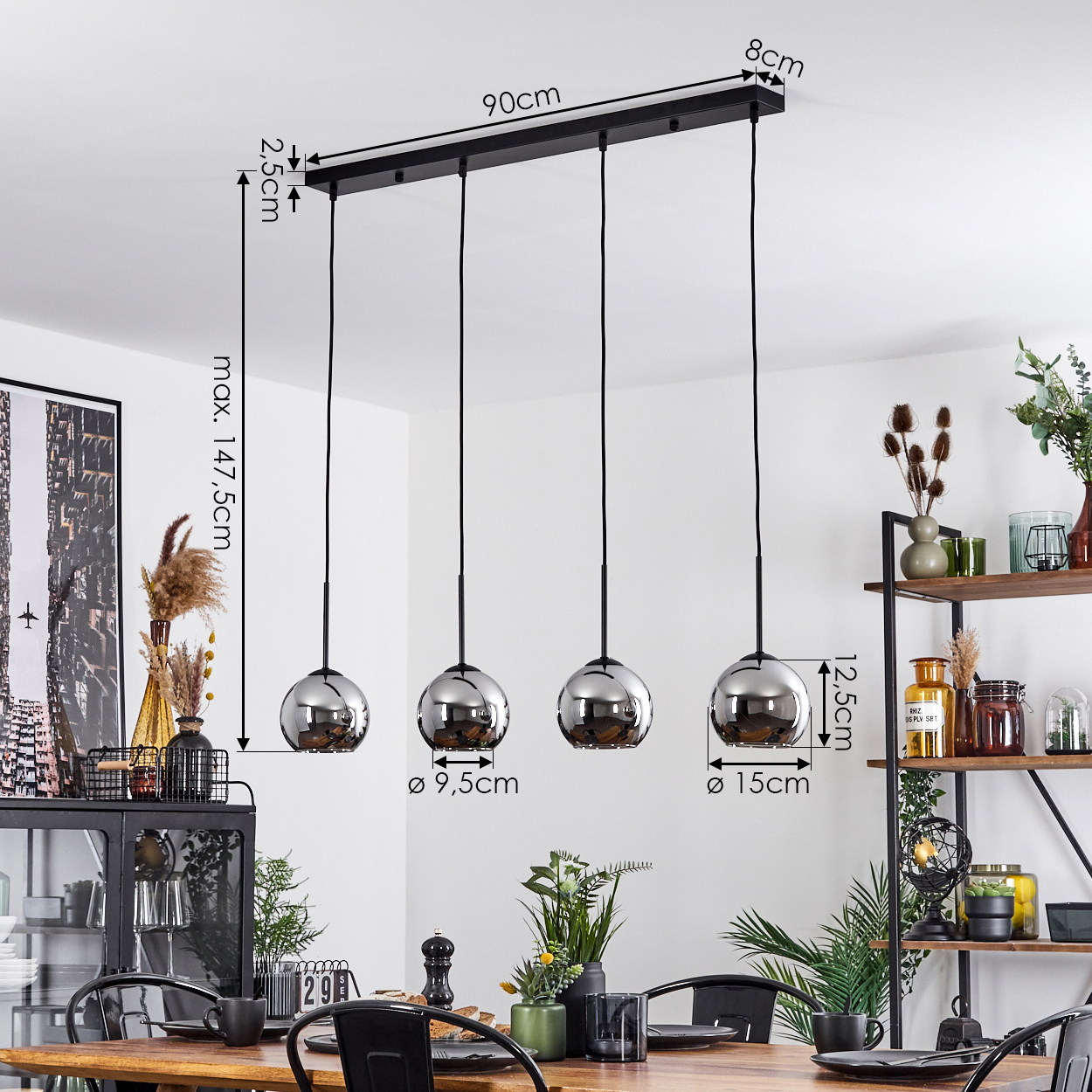 Esszimmer mit vier Chrom-Kugel-Pendelleuchten. Maße und eine moderne Ästhetik sind sichtbar.
