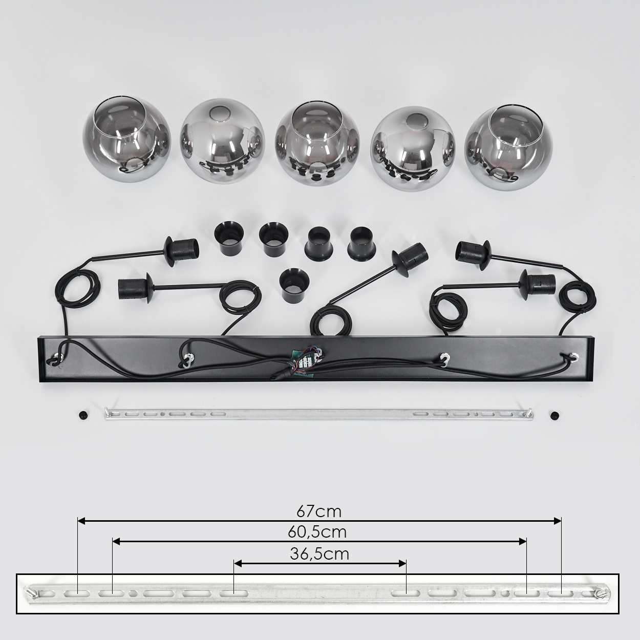 Bestandteile einer Lampe: Kugeln, schwarze Halterungen und eine rechteckige Basis mit Messungen.