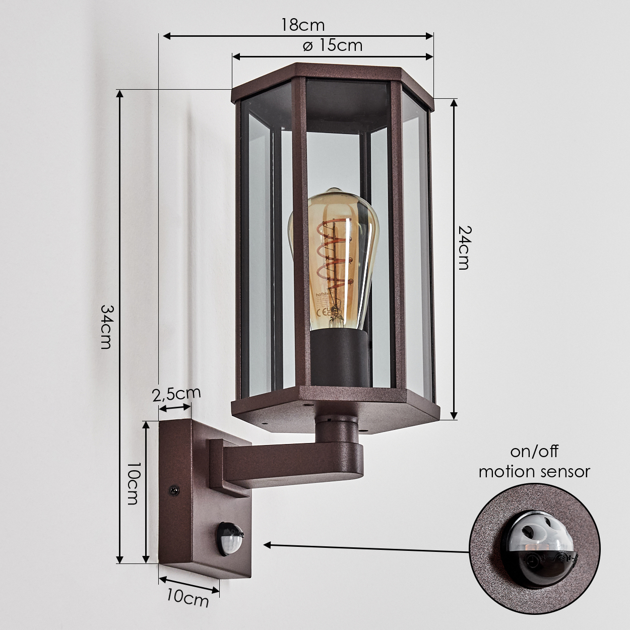 Außenwandleuchte, mit Maßen. Die Lampe hat einen braunen Rahmen, Glaspaneele und eine sichtbare Glühbirne.