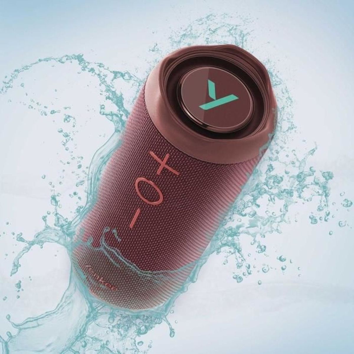 Ein bordeauxfarbener zylindrischer Lautsprecher mit Knöpfen und dem Yenkee-Logo im Wasser.