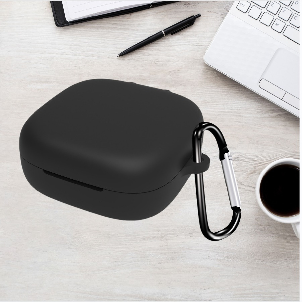 Schwarzes quadratisches Etui mit Karabiner, wahrscheinlich für Ohrhörer, auf Holzoberfläche.