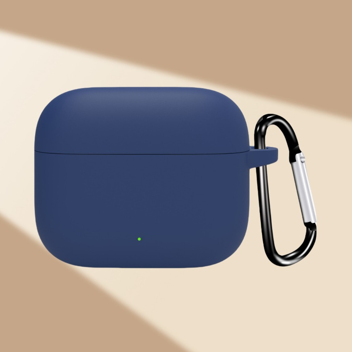 Marineblaues Kopfhörer-Etui mit schwarzem Karabinerhaken. Das Etui hat ein kleines grünes Licht.
