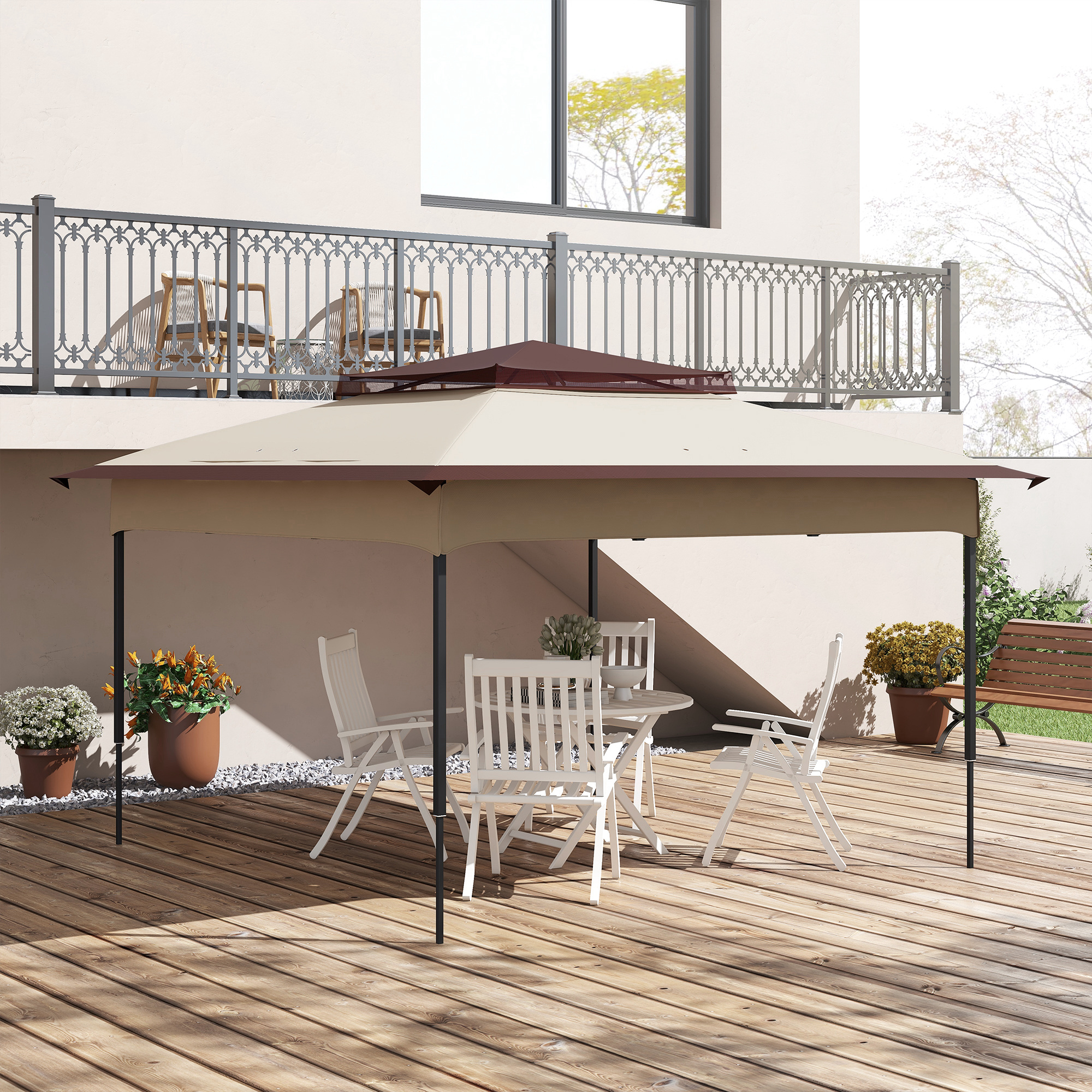 Ein Pavillon auf einem Holzdeck aufgebaut, komplett mit Tisch und Stühlen, vor einem Haus und Geländer.