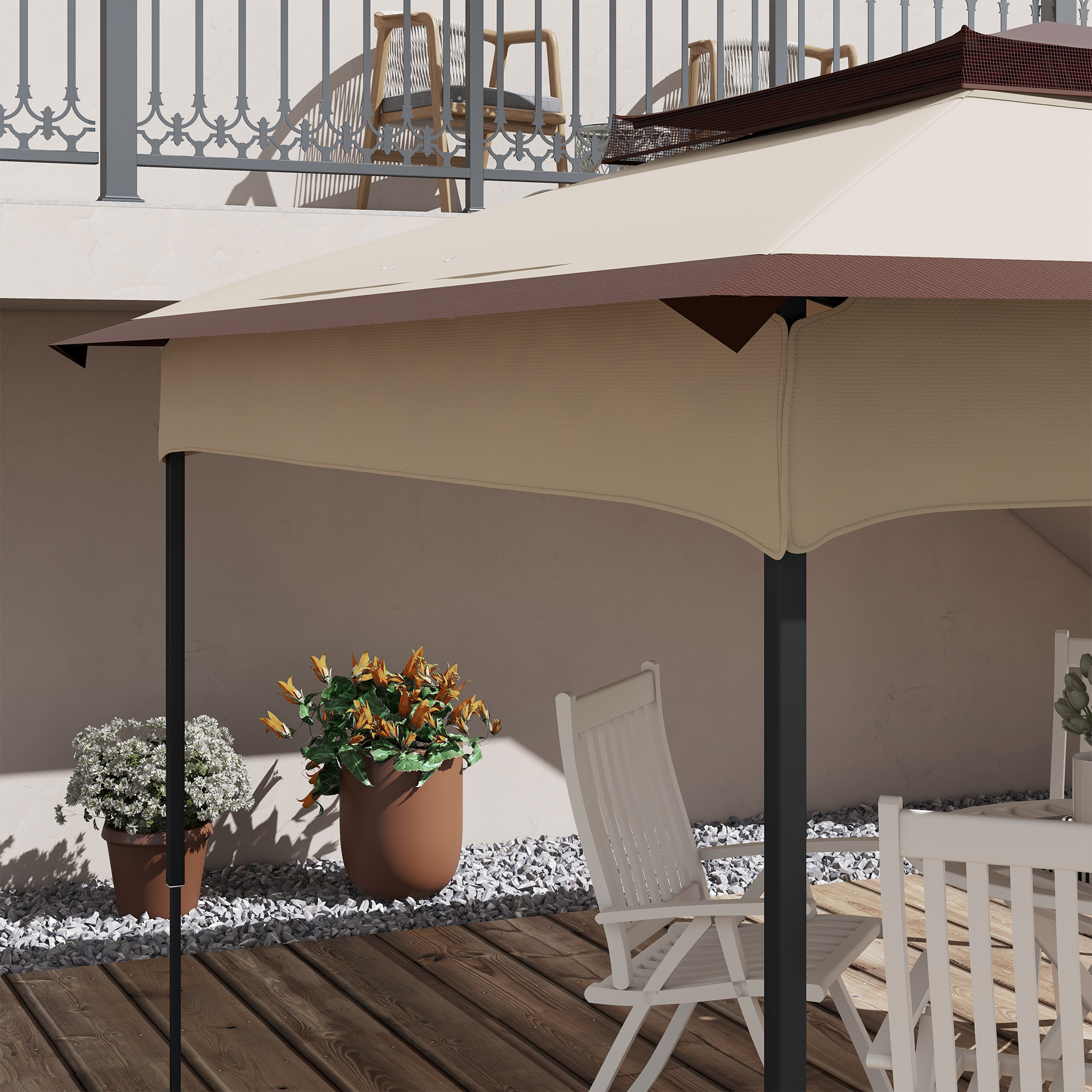 Patio-Szene mit einem beigen und braunen Baldachin. Weiße Stühle und Topfpflanzen sind sichtbar.