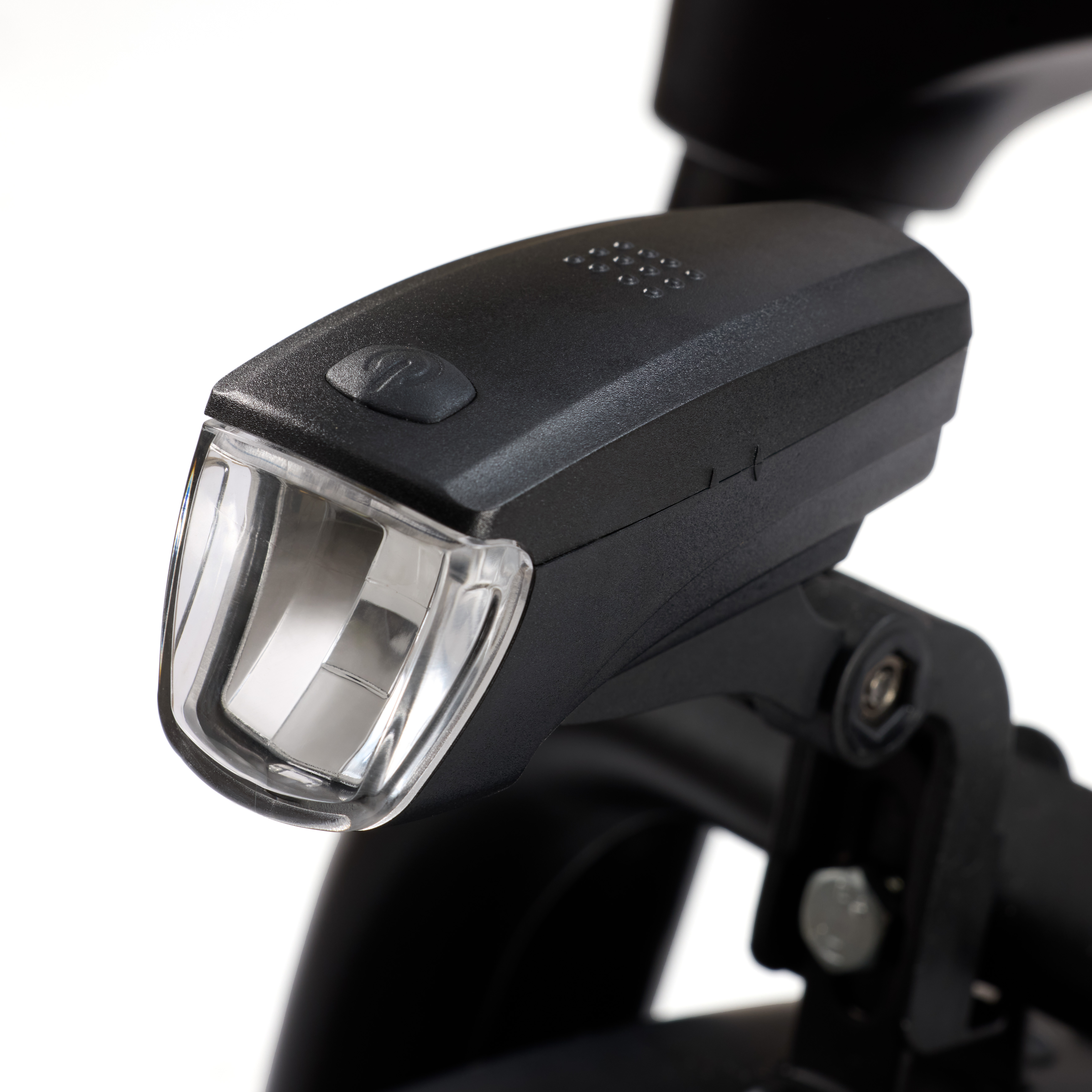 Zbliżenie czarnego reflektora rowerowego. Światło ma przezroczystą soczewkę.