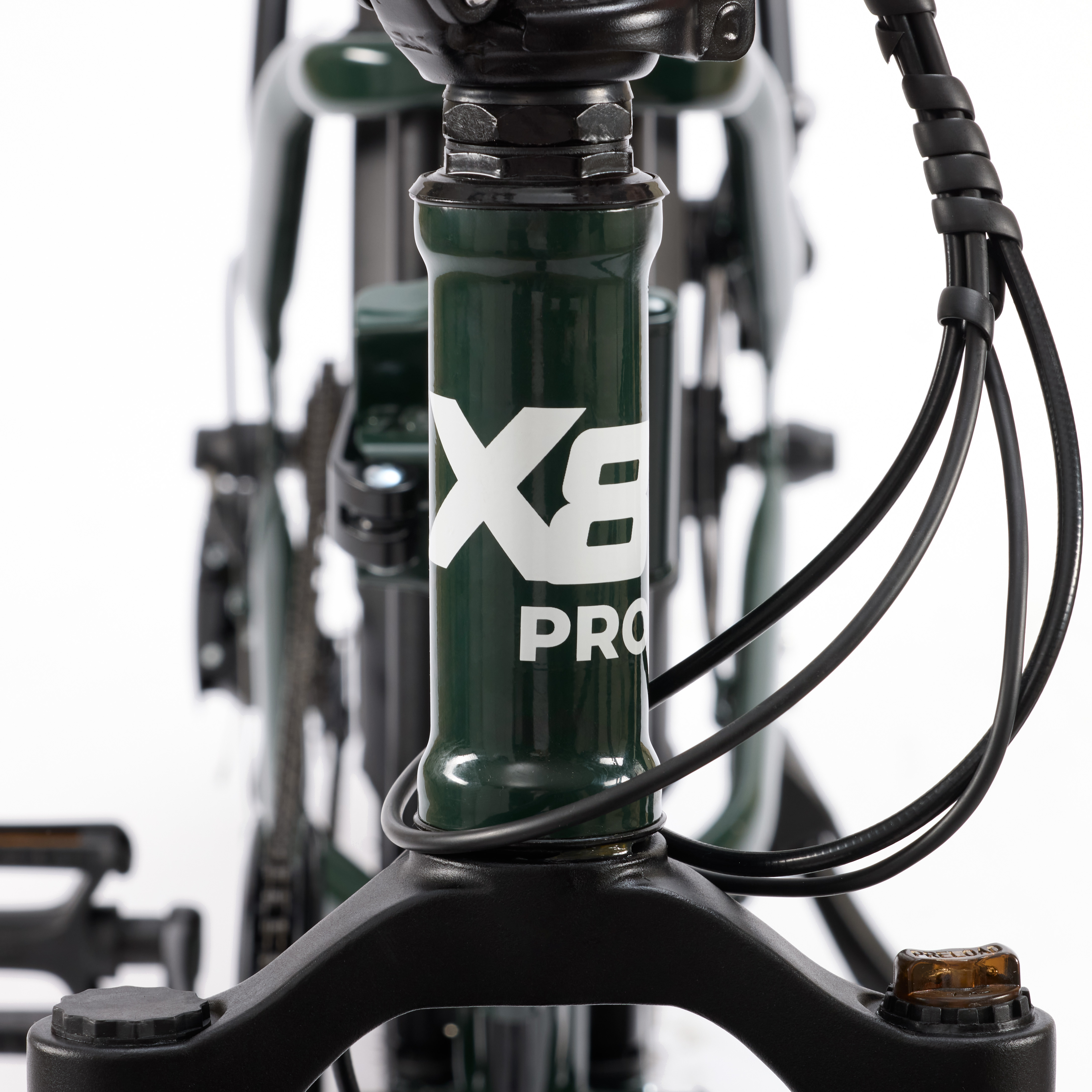 Górna część zielonej ramy roweru z białym napisem 'XE PRO'. Widoczne są również kable i widelec przedni.