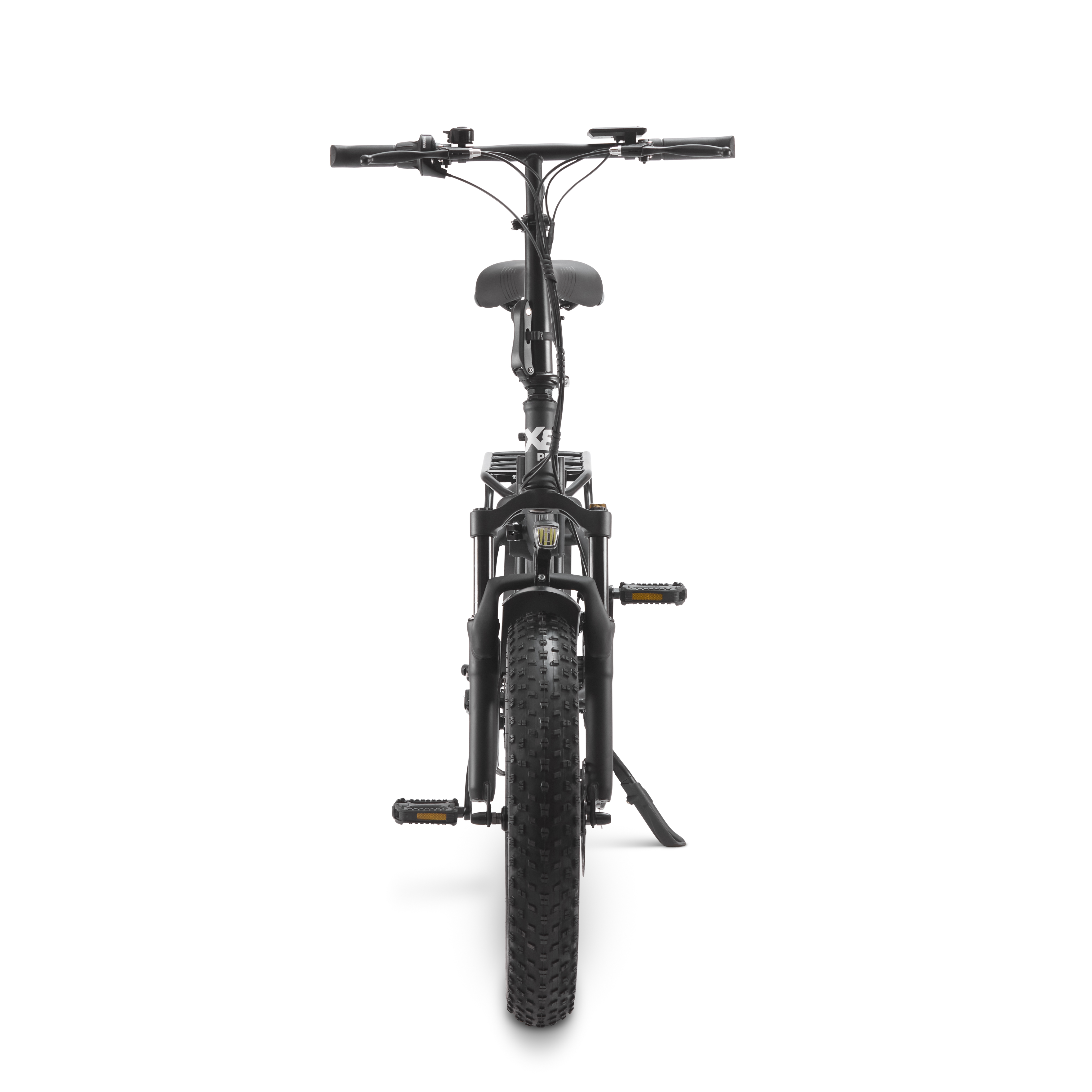 Czarny rower elektryczny, widok z przodu. Grube opony, przednie zawieszenie i kierownica widoczne na białym tle.