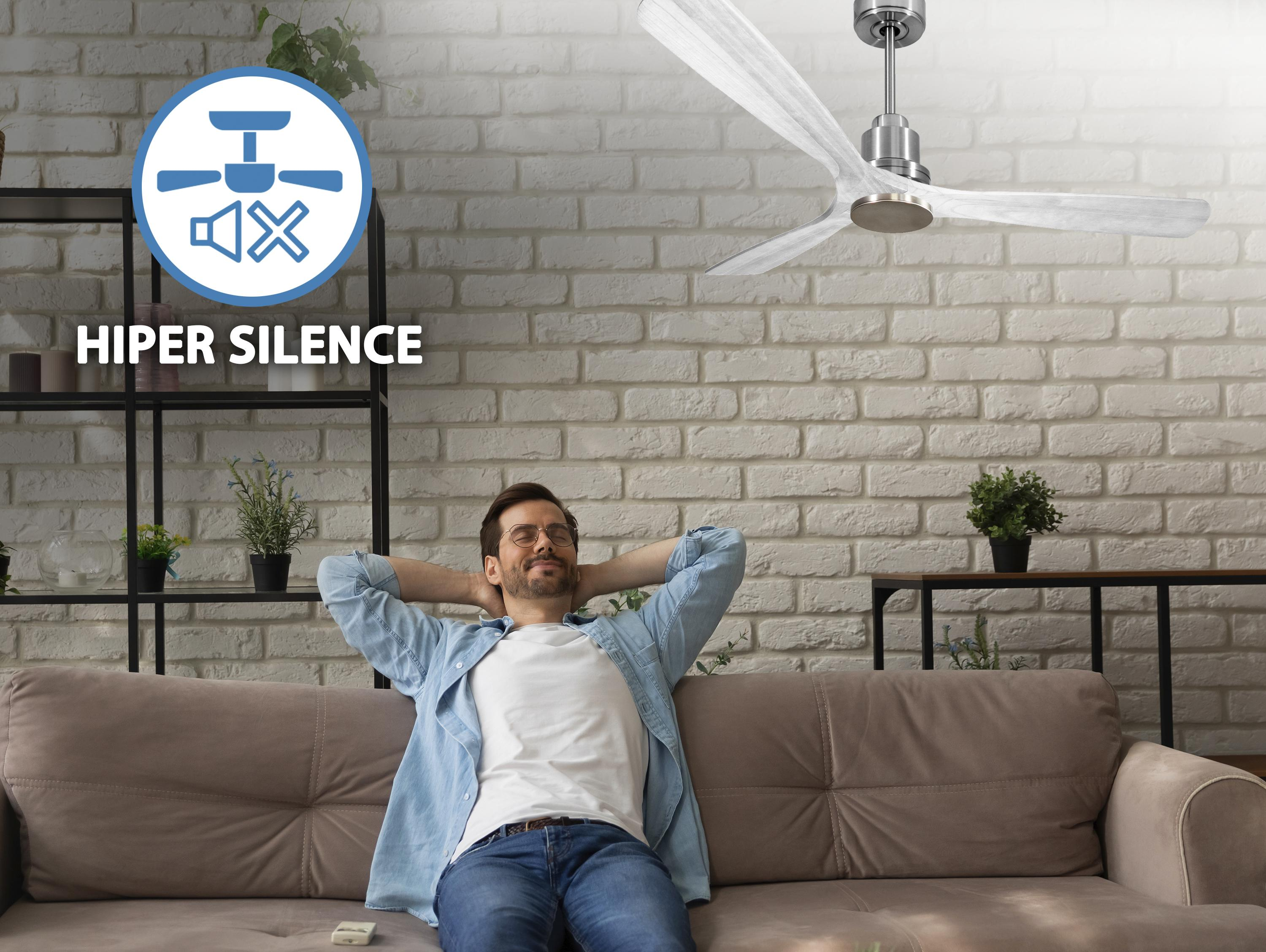 Un hombre relajándose en un sofá con un ventilador de techo y un gráfico de "Hiper Silence" arriba.