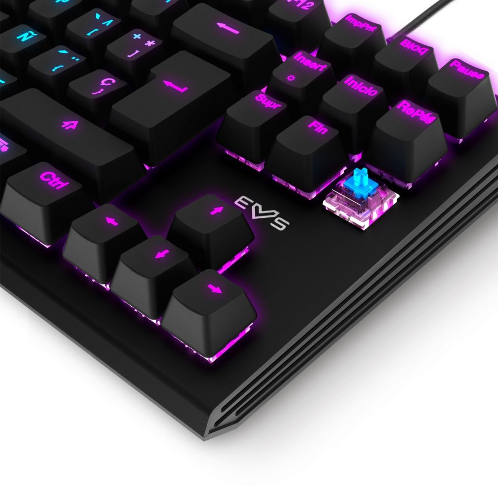Nahaufnahme einer schwarzen Tastatur mit leuchtenden Tasten und pink/lila Akzenten. Das EVS-Logo ist sichtbar.