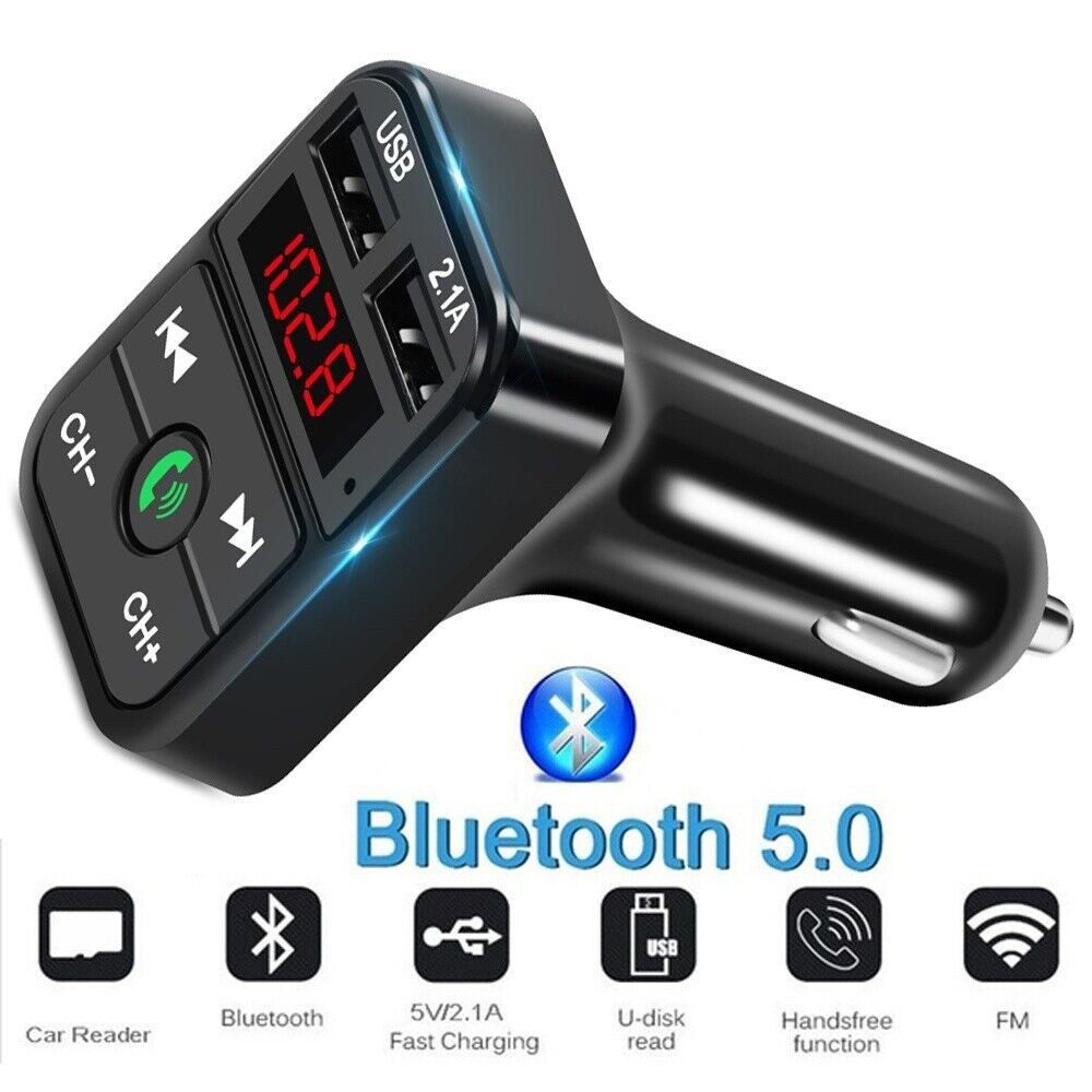 Nahaufnahme eines schwarzen Autoladegeräts mit roter Anzeige und Tasten. Bluetooth 5.0 ist angezeigt.