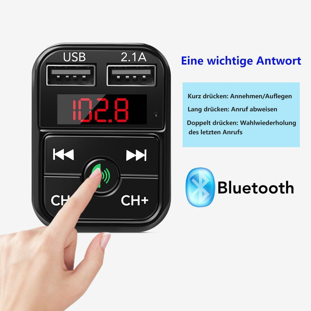 Schwarzes Gerät mit USB-Anschlüssen, Bildschirm zeigt 102.8, Hand drückt grüne Taste, Bluetooth-Symbol.
