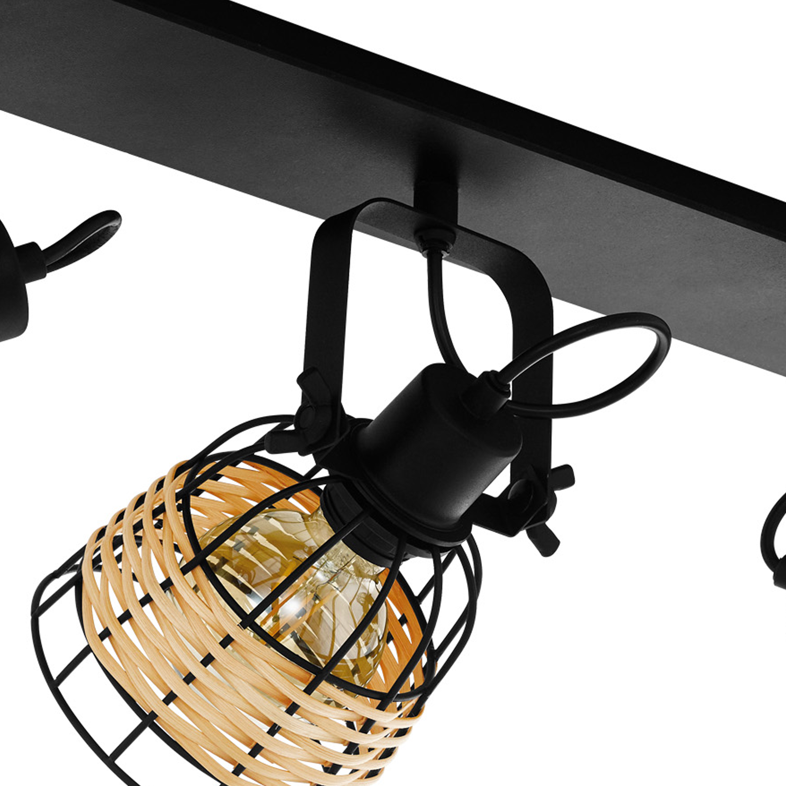 Primo piano di una lampada a binario nera con tre lampade. Ogni lampada ha un paralume in stile vimini intrecciato.