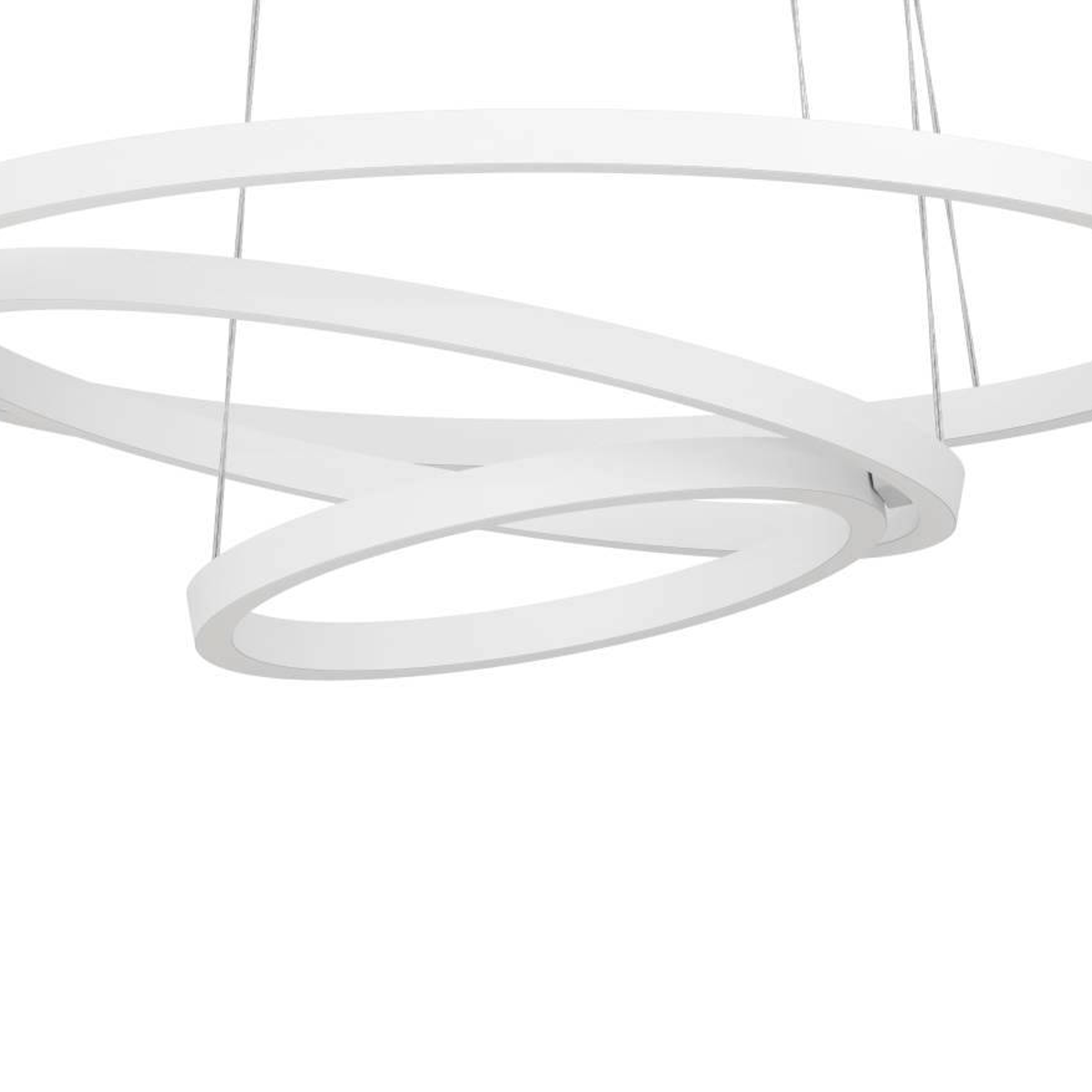 Nahaufnahme einer weißen, ringförmigen Leuchte, die mit drei Ringen von der Decke hängt.