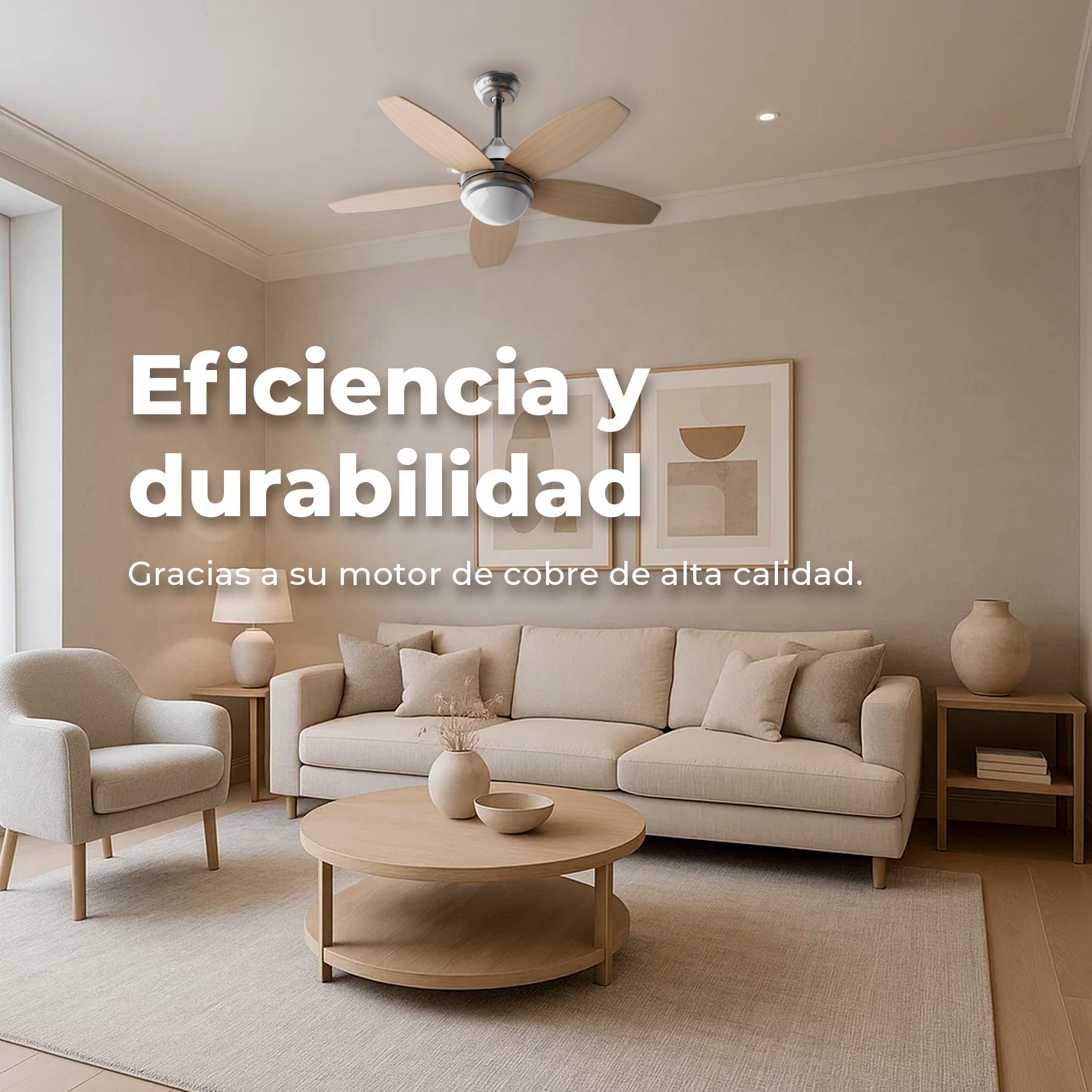 Una sala de estar con ventilador de techo, sofá, mesas auxiliares y texto: Eficiencia y durabilidad.