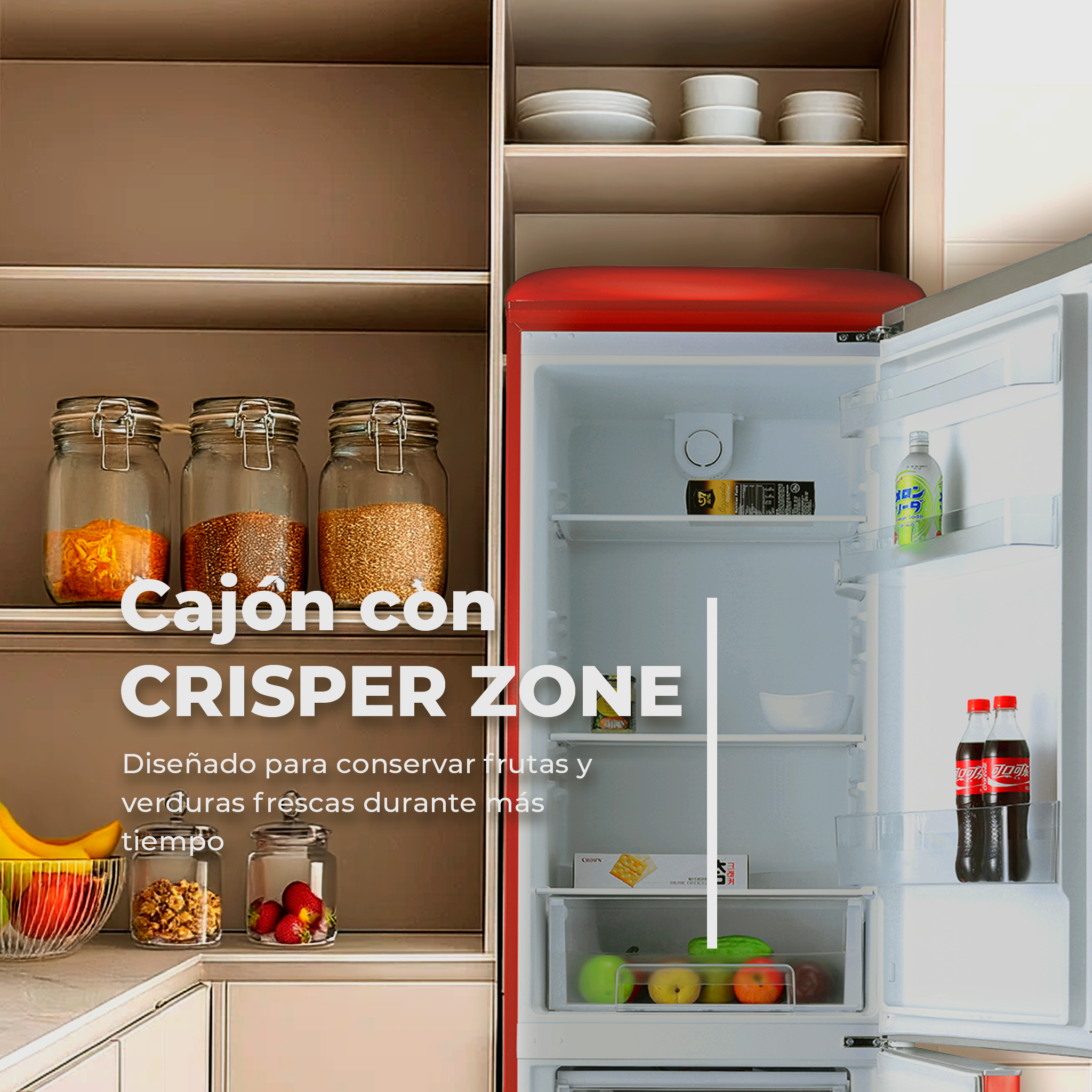 Interior del refrigerador con cajones. Contiene fruta, verduras y botellas de Coca-Cola.