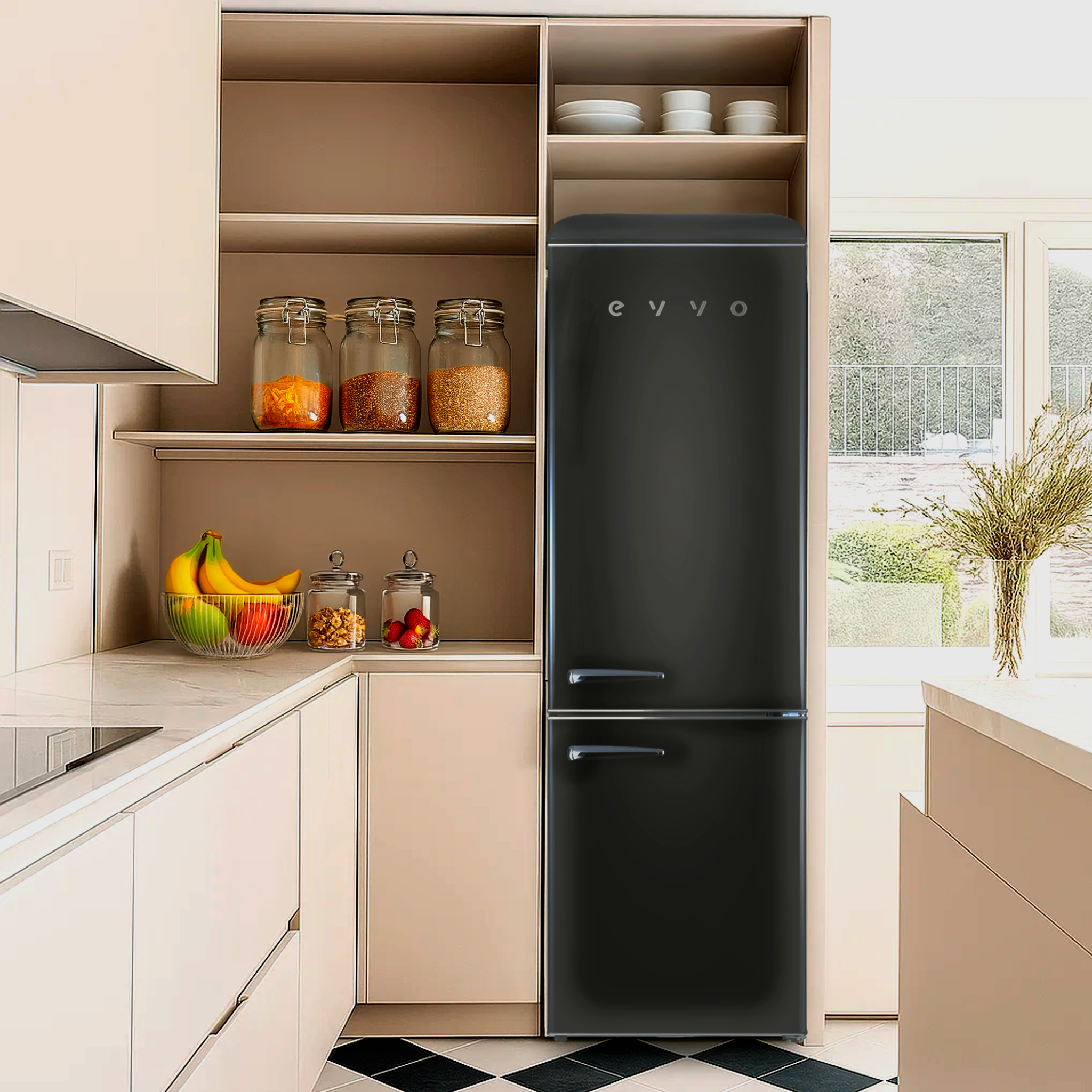 Frigorífico EVVO Retro negro en una cocina. Hay estantes con tarros y otros objetos.