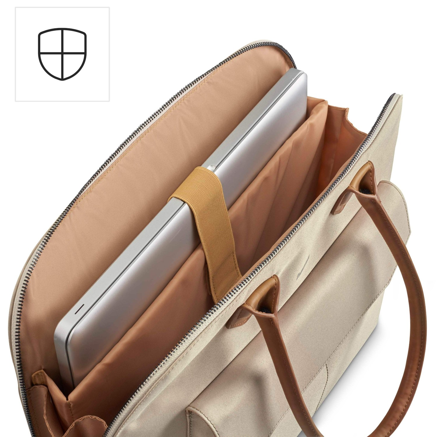 Beige Laptoptasche geöffnet, zeigt einen silbernen Laptop. Braune Ledergriffe, mit beigem Innenraum und Sicherheitslogo.