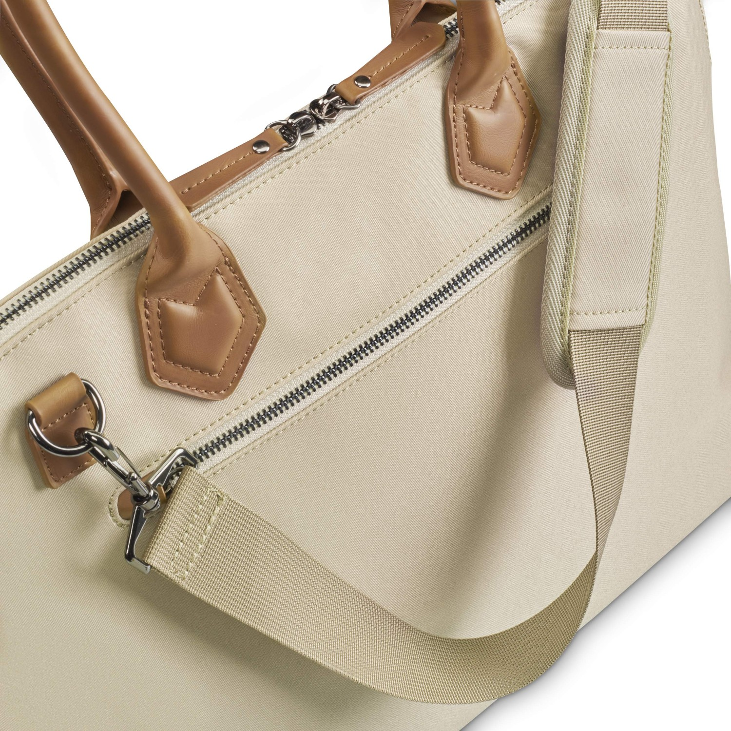 Eine beigefarbene Tasche ist geöffnet und zeigt einen Laptop und Gegenstände.