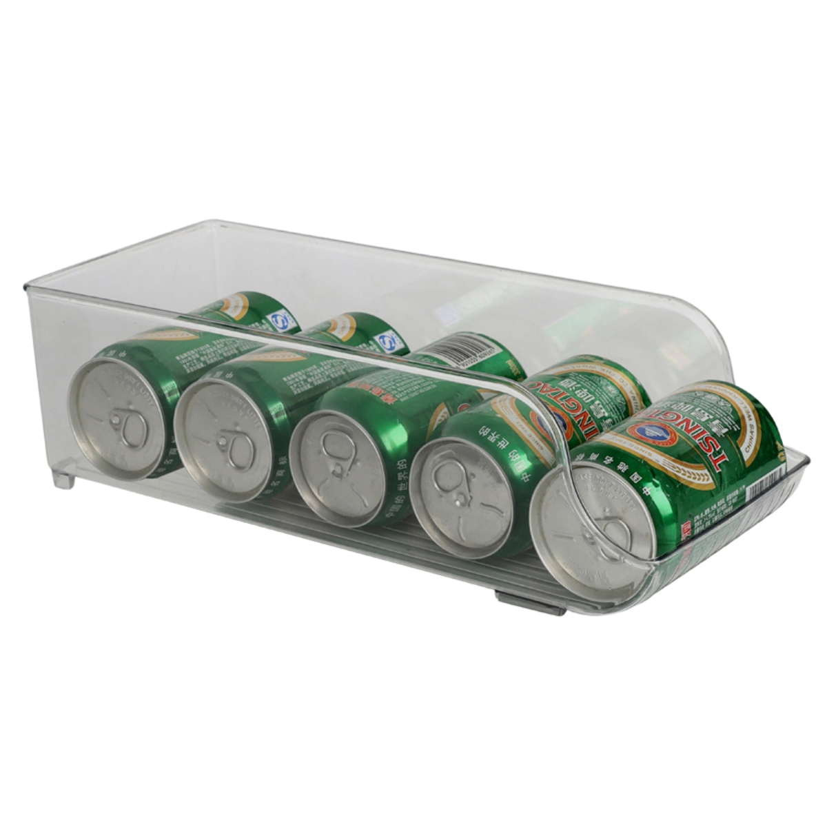 Un recipiente de plástico transparente con varias latas de cerveza Tsingtao verdes. Fondo blanco.